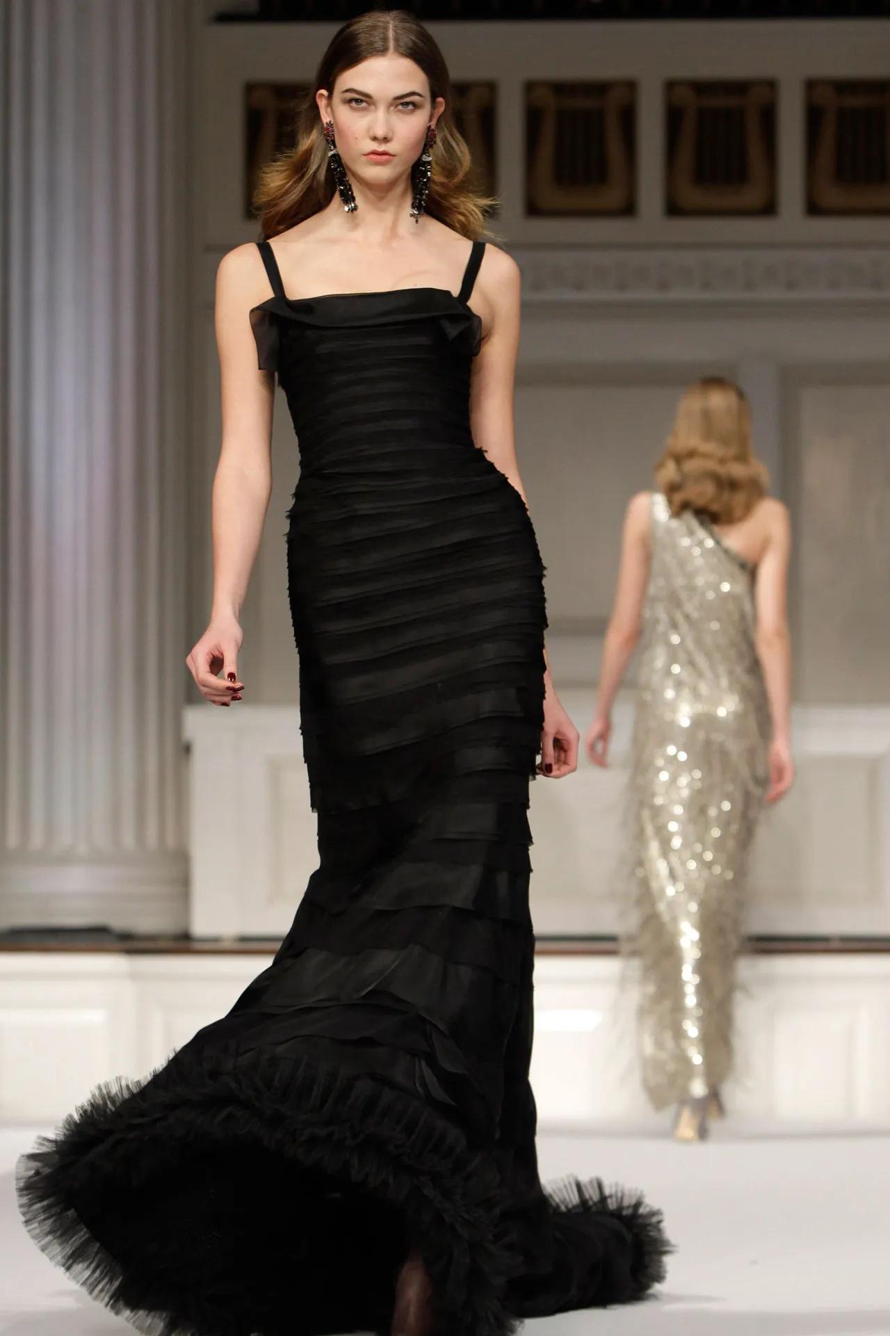 A truly magnificent and well-documented Oscar de la Renta black ruched hourglass mermaid gown dating back to his 2011 fall/winter collection. As shown, our glamorous show stopper was his runway finale look #60. This iconic gown was also Penelope