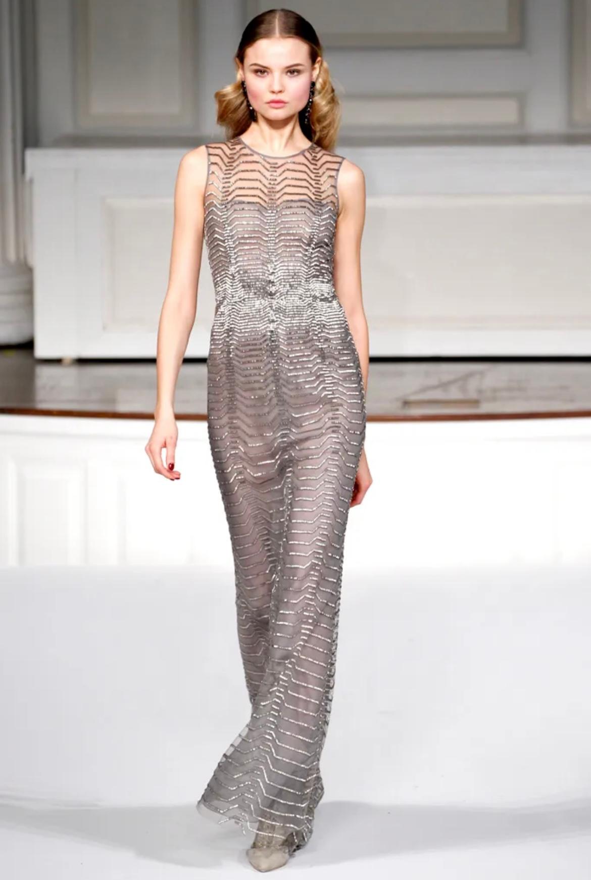 2011 Oscar De La Renta Laufsteg Transparenter Mocha-Maxi-Dress mit Perlenbesatz und All-Over-Perlen im Angebot 1