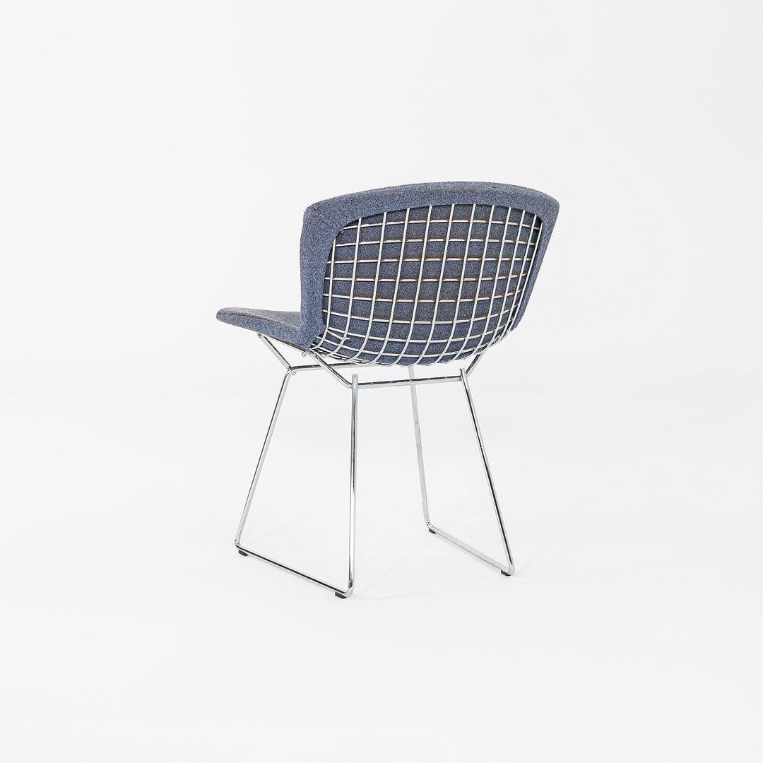 Il s'agit d'une paire de chaises d'appoint classiques de Bertoia, modèle 420c, conçues à l'origine en 1952 par Harry Bertoia pour Knoll International. Cette paire particulière date de 2011. Leur conception consiste en une coque et une base en fil