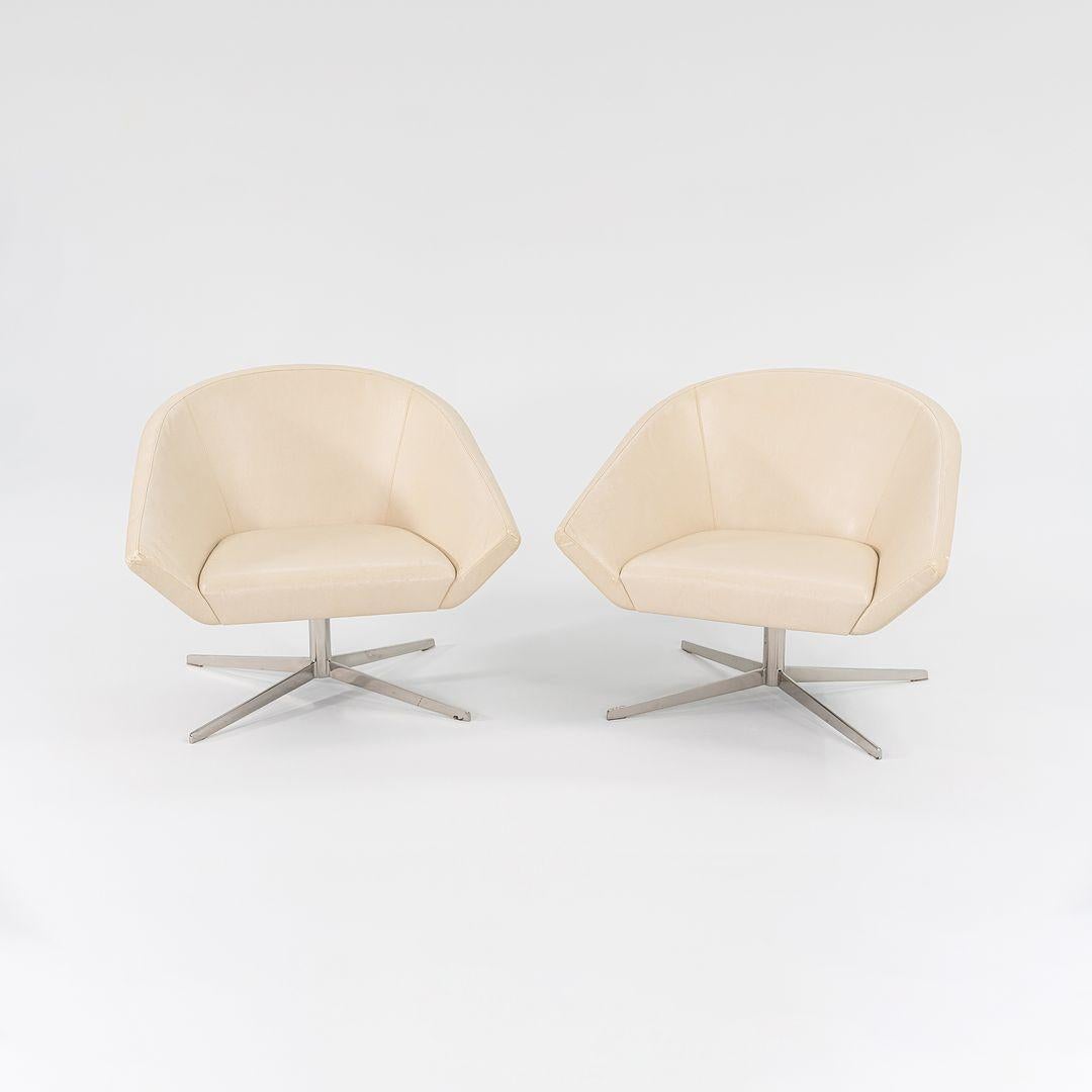 Il s'agit d'une chaise longue pivotante 'ÄòRemy'Äô, conçue par Jeffrey Bernett pour Bernhardt Design en 2005. Le prix indiqué comprend une chaise, et nous en avons deux disponibles à l'achat. Leur design se caractérise par une base en acier poli à 4