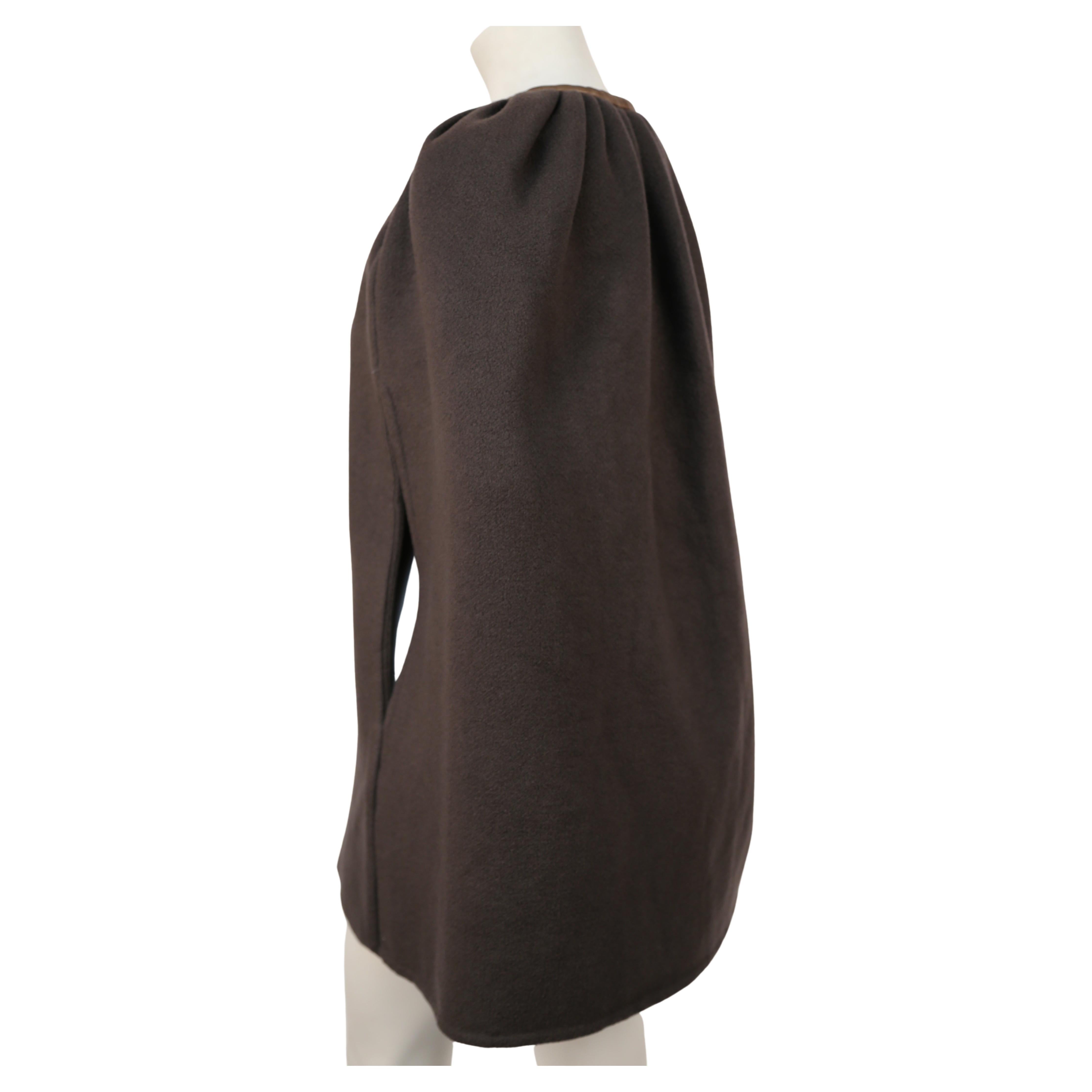 Cape incroyablement douce en cachemire taupe avec garniture en cuir à l'encolure par Rick Owens datant de la collection automne 2011 