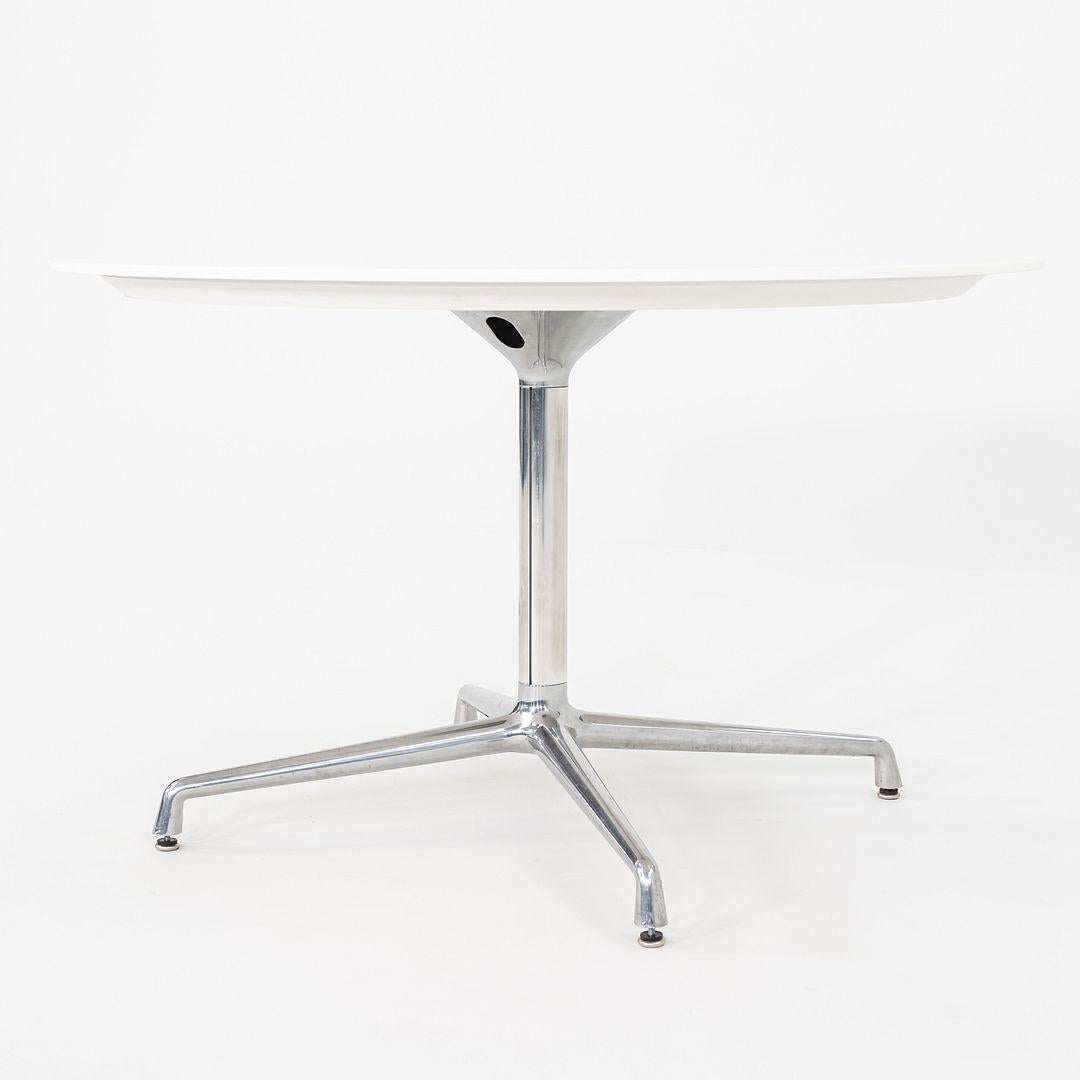 2011 Scott Wilson for Steelcase / Coalesse Table de salle à manger ronde en stratifié 48in en vente 4