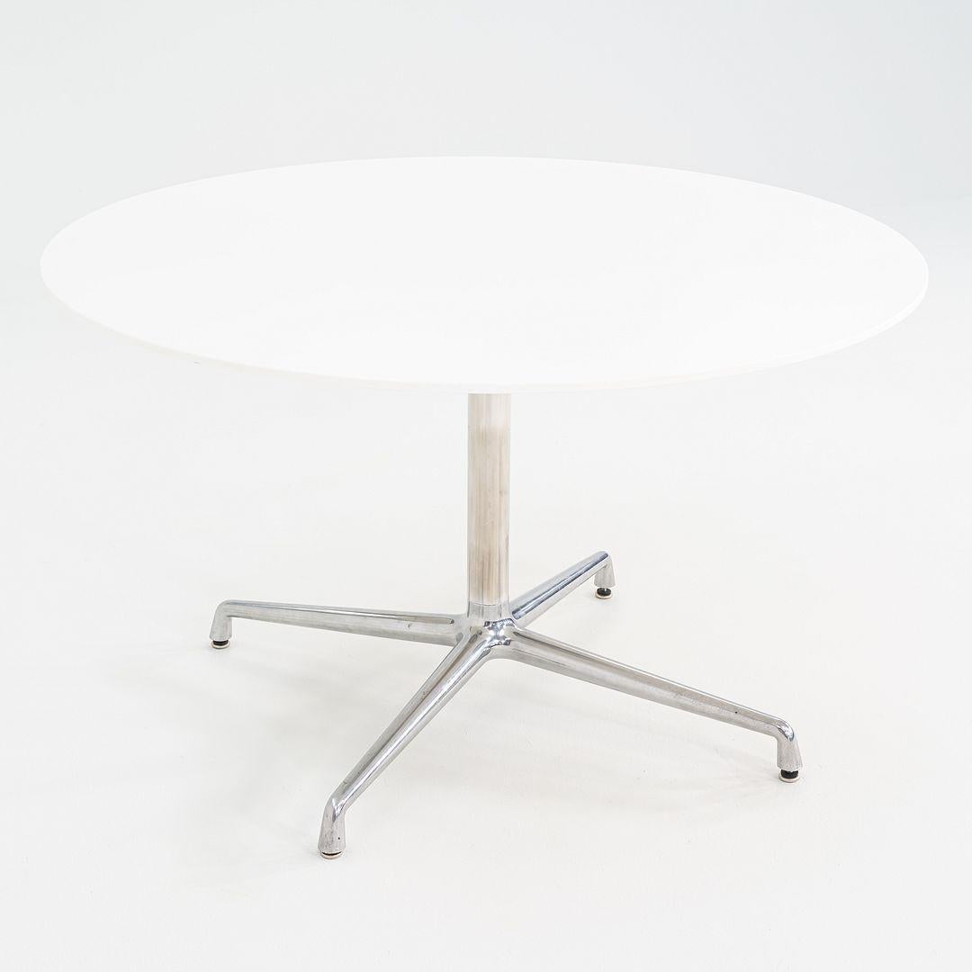 2011 Scott Wilson for Steelcase / Coalesse Table de salle à manger ronde en stratifié 48in en vente 5