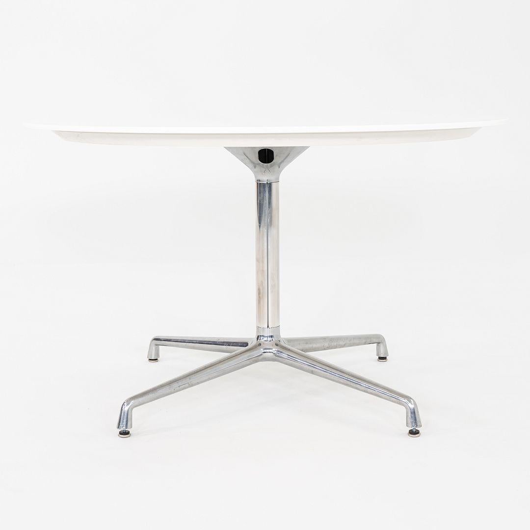 Moderne 2011 Scott Wilson for Steelcase / Coalesse Table de salle à manger ronde en stratifié 48in en vente