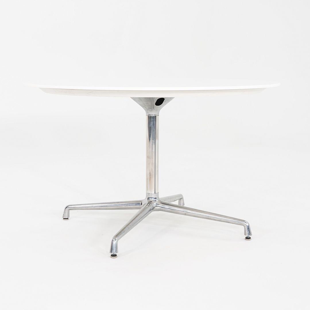 2011 Scott Wilson for Steelcase / Coalesse Table de salle à manger ronde en stratifié 48in Bon état - En vente à Philadelphia, PA