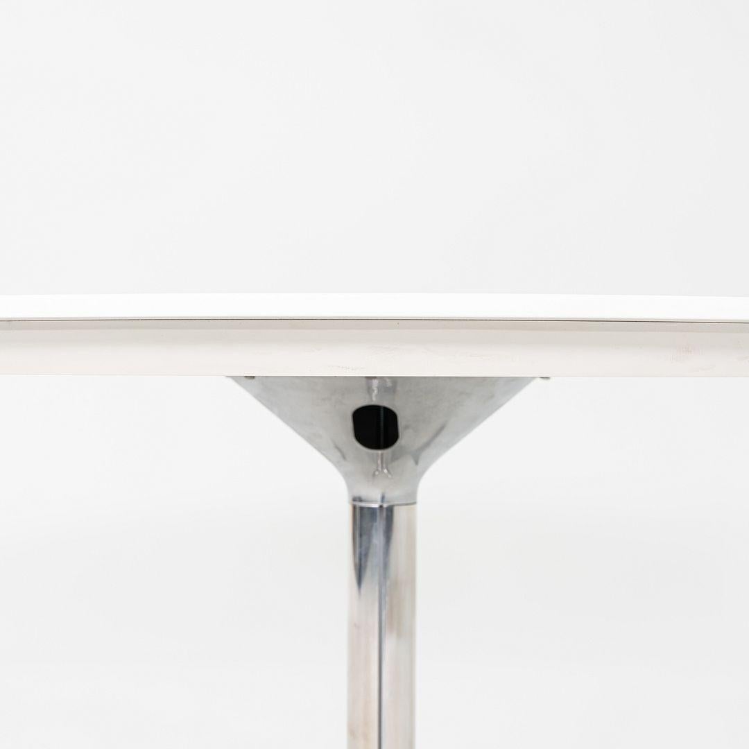 2011 Scott Wilson for Steelcase / Coalesse Table de salle à manger ronde en stratifié 48in en vente 1