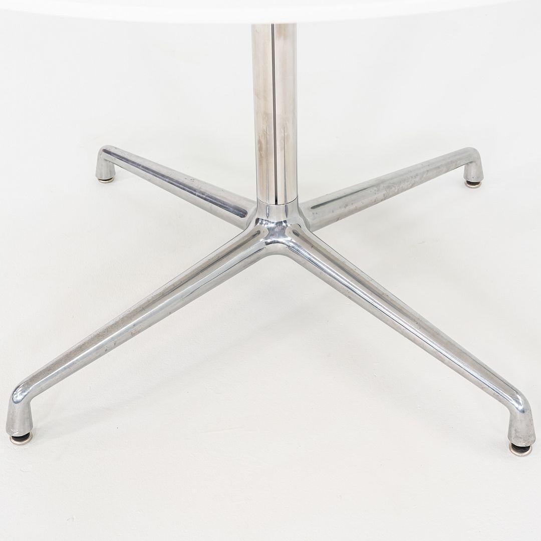 2011 Scott Wilson for Steelcase / Coalesse Table de salle à manger ronde en stratifié 48in en vente 2