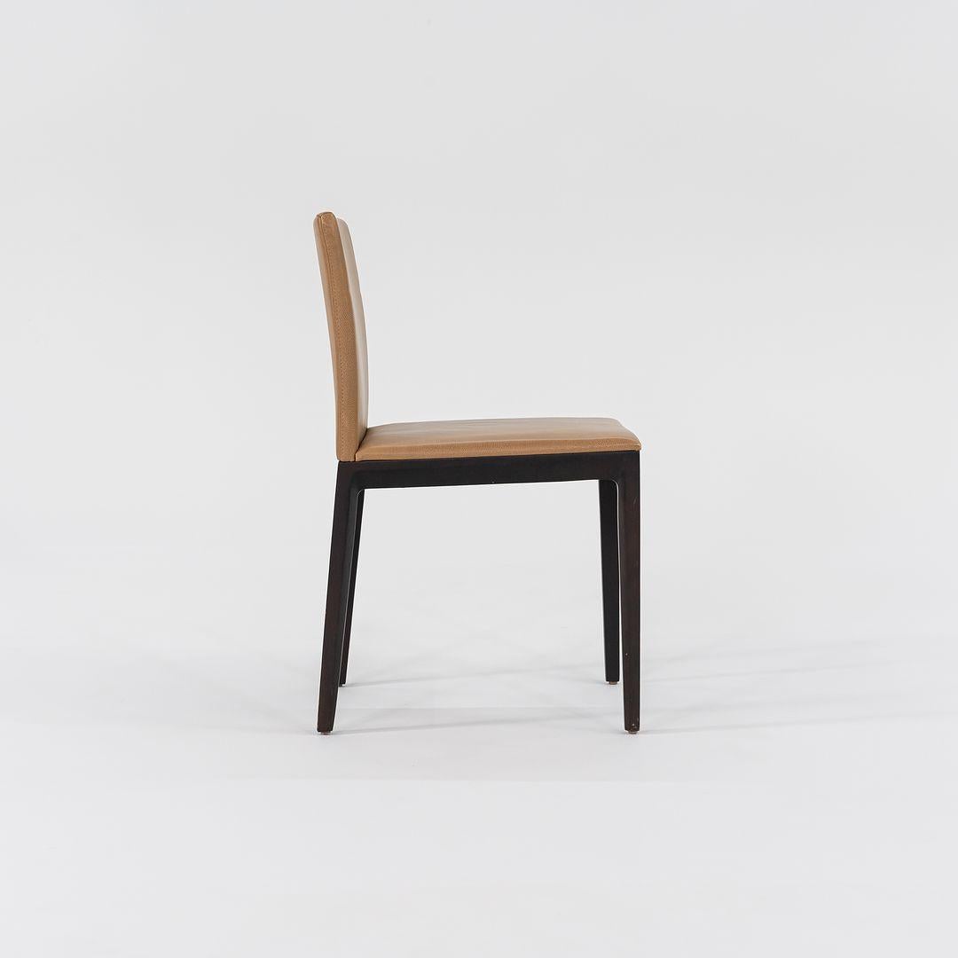 2011 Ensemble de huit chaises Andoo par EOOS en cuir camel avec pieds en bois de noyer Bon état - En vente à Philadelphia, PA