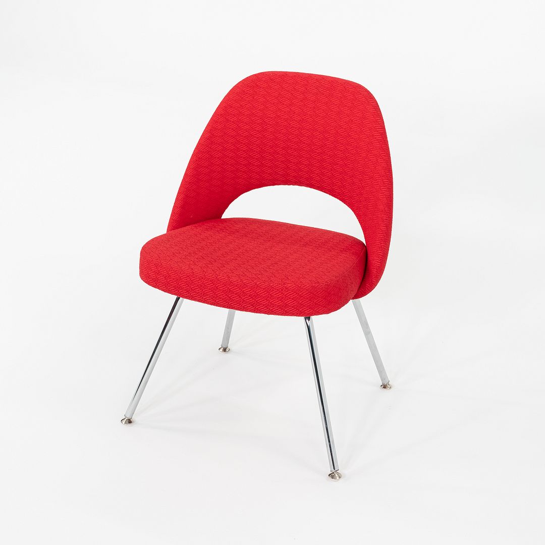 Il s'agit d'un ensemble de quatre chaises d'appoint sans accoudoirs Saarinen, modèle 72C, conçues à l'origine par Eero Saarinen en 1957. Ces exemples particuliers ont été produits par Knoll aux États-Unis en 2011. Leur design se caractérise par des