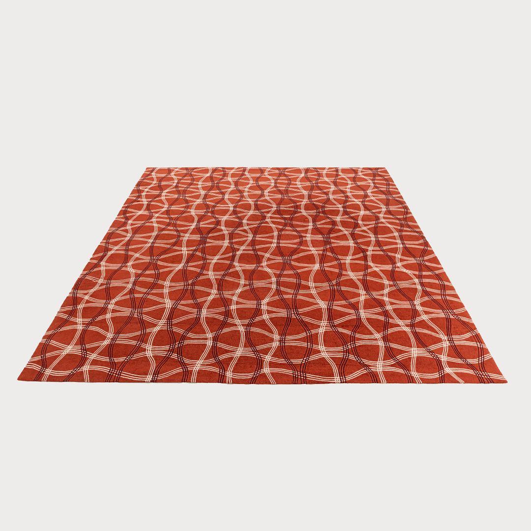 Il s'agit d'un tapis en laine Aria I de la Collection Nomad, conçu par Edward Fields pour la Tai Ping Carpet Company. Il a été tufté à la main en Chine en 2011 en utilisant leurs méthodes propriétaires traditionnelles. La Tai Ping Carpet Company est