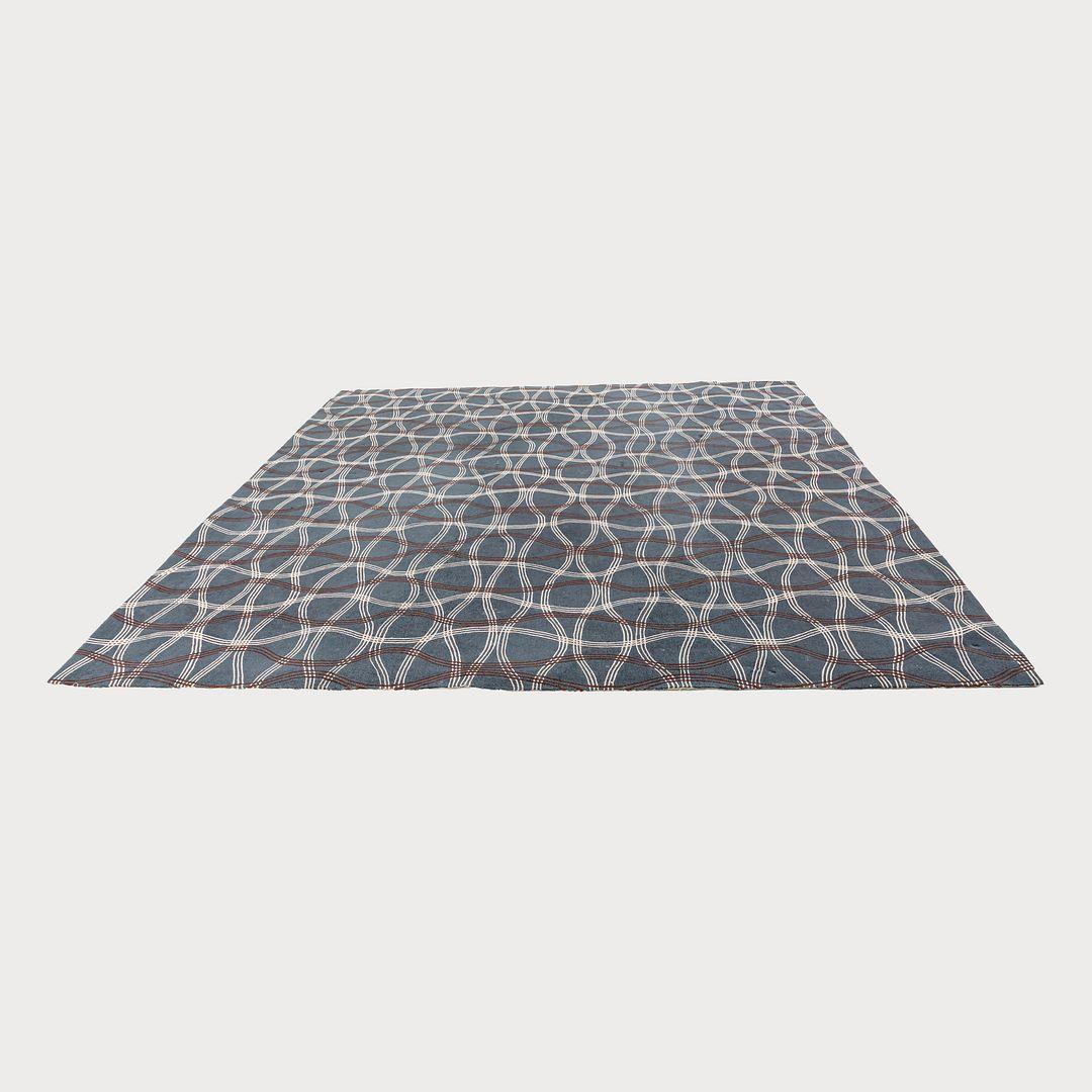 Si tratta di un tappeto Aria I Wool della Nomad Collection, disegnato da Edward Fields per la Tai Ping Carpet Company. È stata lavorata a mano in Cina nel 2011, utilizzando i loro metodi tradizionali. La Tai Ping Carpet Company ha sede a Hong Kong e