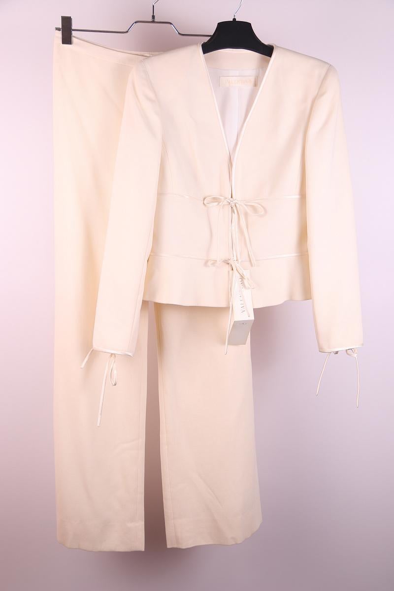 2011 Valentino nuevo traje de lana en Excelente estado para la venta en Алматинский Почтамт, KZ