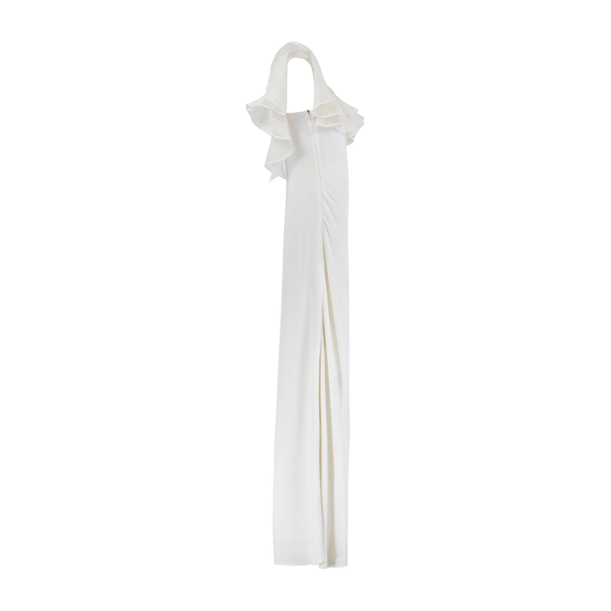 Creemos que este vestido se confeccionó como parte de la colección Resort 2011 de Valentino o de una colección nupcial del mismo año.  Adjuntamos una imagen del Look 29/32 que tiene los mismos detalles de volantes y adornos en los tirantes. Durante