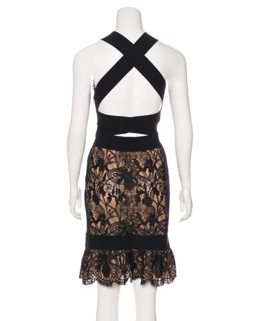 Emilio Pucci, 2011.
Un seductor vestido de cóctel de la colección 2011 de Emilio Pucci, con un intrincado encaje negro en capas sobre un forro nude para una ilusión refinada y acariciadora de la piel. Contorneado con paneles elásticos
