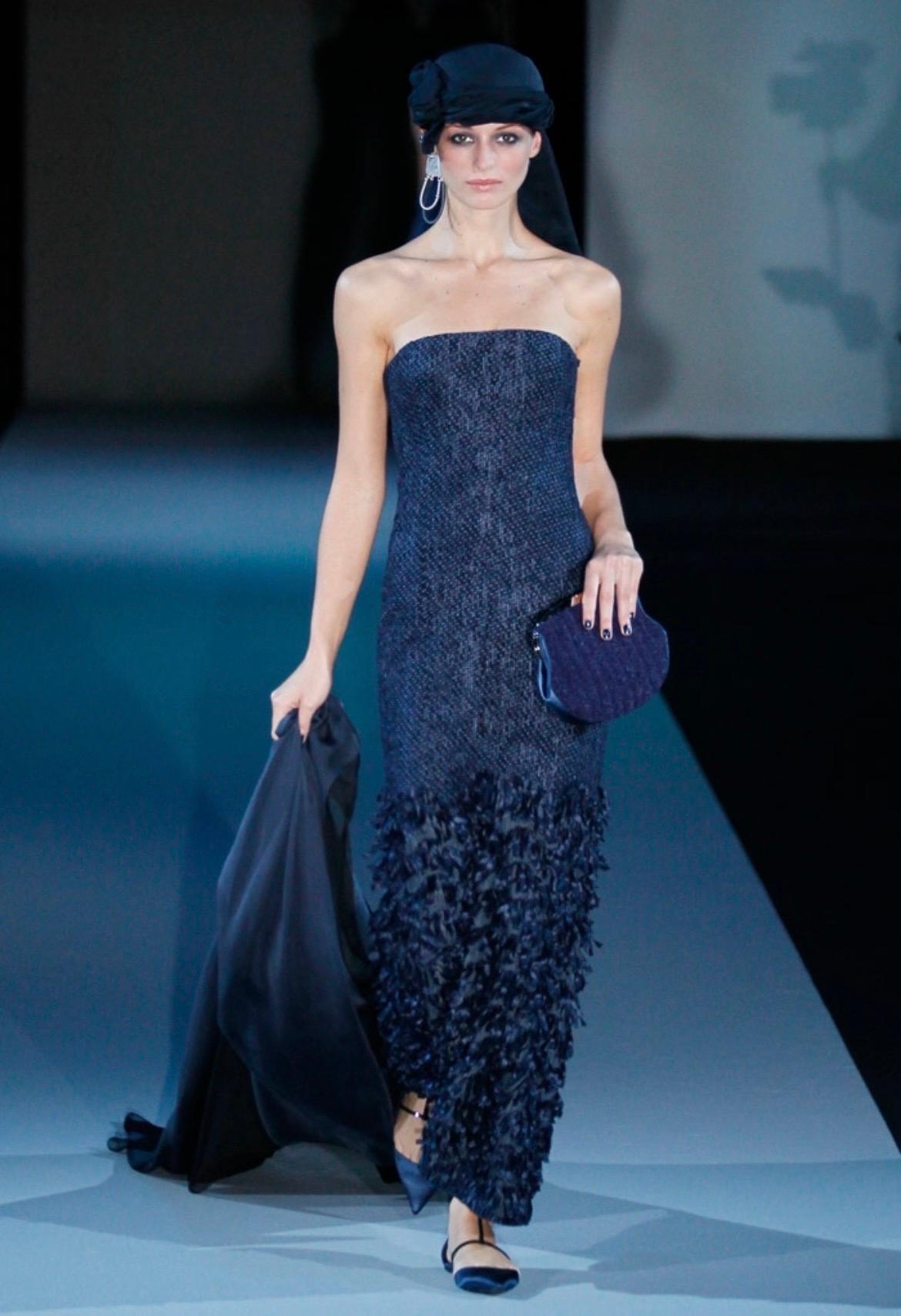 Abito blu navy senza spalline in seta intrecciata della passerella vintage 2011 di Giorgio Armani 
Taglia IT 42 - US 6
Misure approssimative: Busto 34
