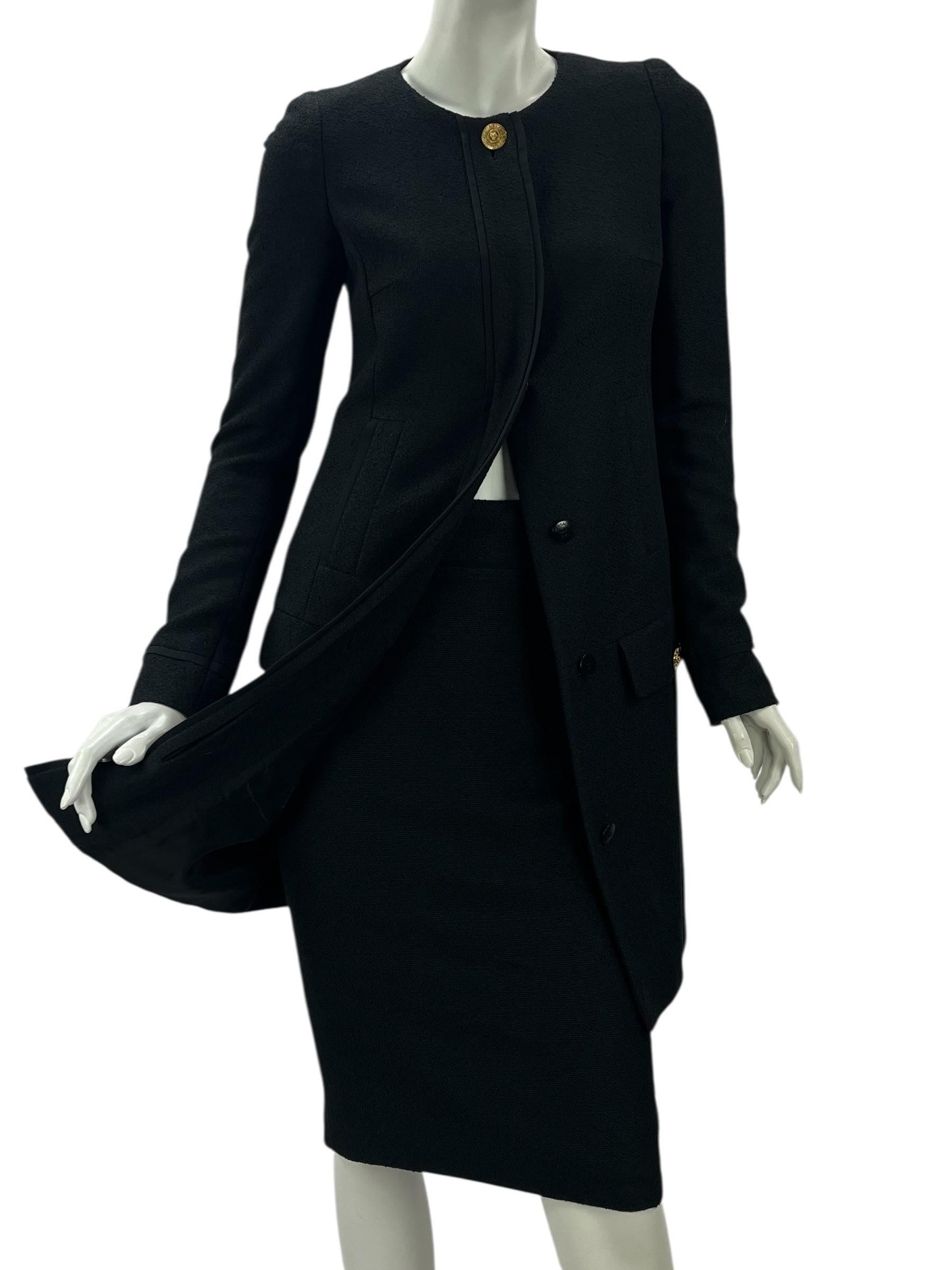 Abito con gonna in tweed nero di Versace 2011 - Vestito di potere moderno e iconico

Eleganza e forza silenziosa, questo abito Versace 2011 in tweed nero è una raffinata espressione della sartoria moderna della maison. La giacca senza colletto