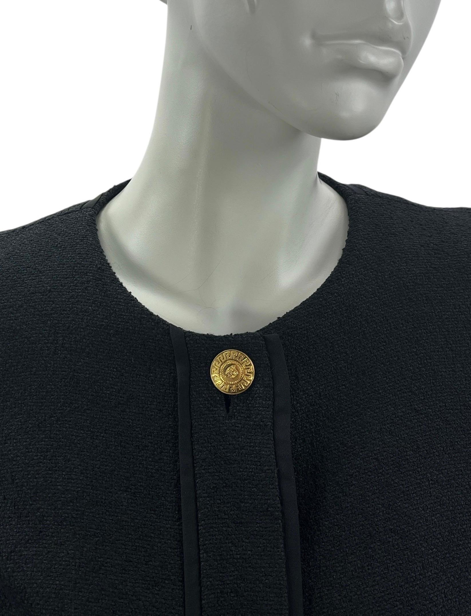 Nero 2011 Vintage Versace Cappotto in tweed nero con giacca e gonna in vendita