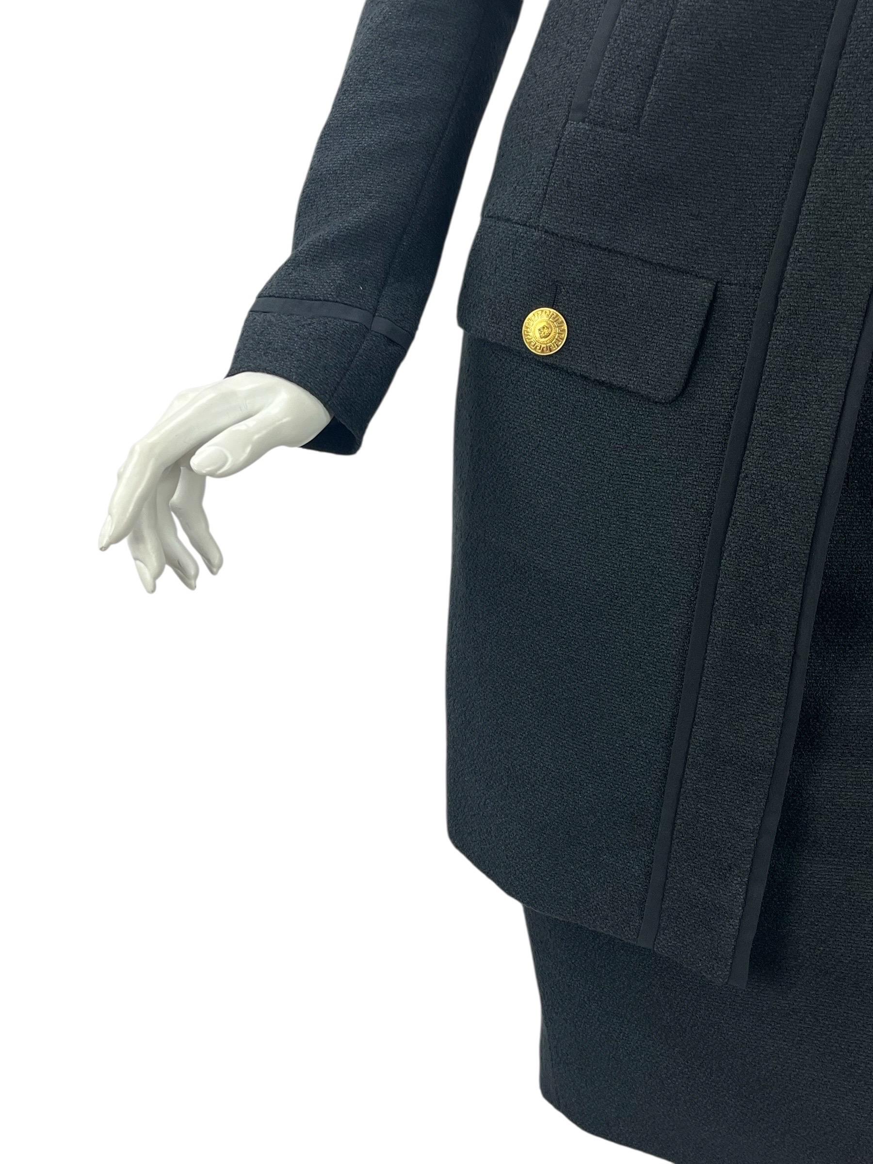 2011 Vintage Versace Cappotto in tweed nero con giacca e gonna in vendita 4