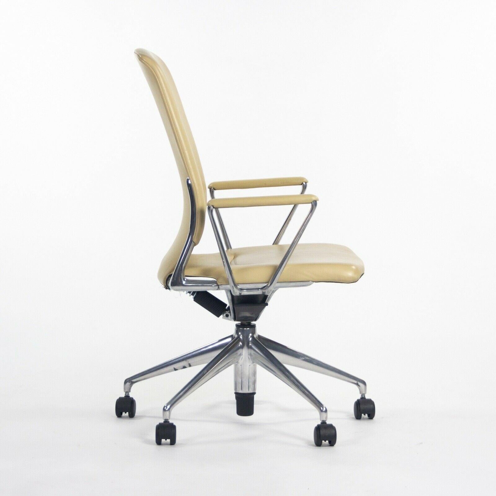 Nous proposons à la vente plusieurs chaises de bureau en cuir fauve Vitra Meda (vendues séparément), conçues par Alberto Meda. Les chaises sont dotées d'un cuir propre et en très bon état, avec seulement quelques légères traces d'usure. Le métal est