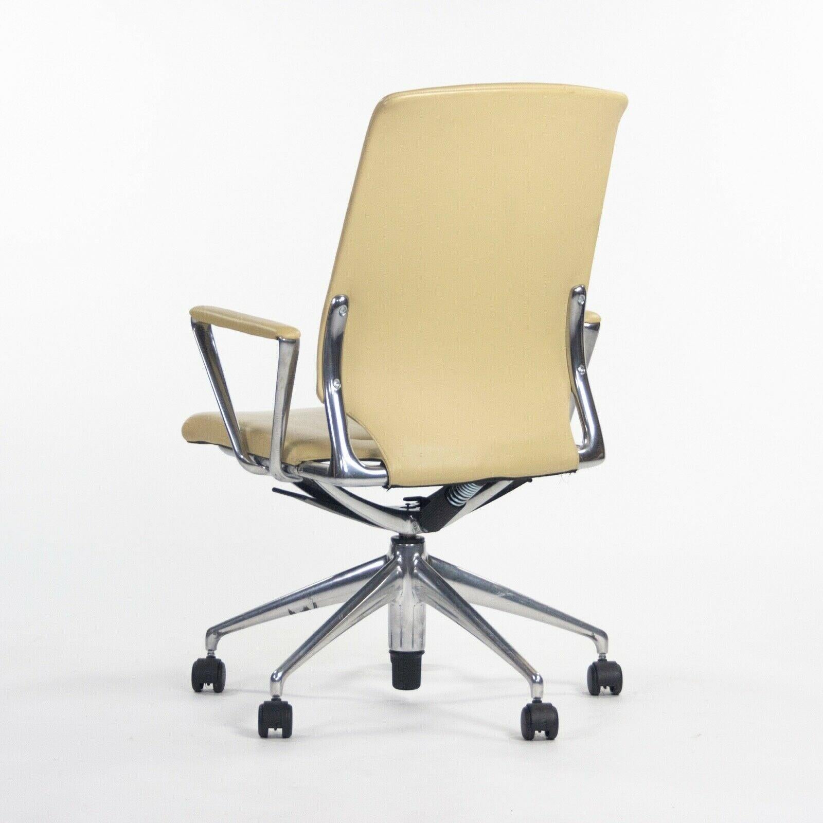 2011 Vitra Meda by Alberto Meda Desk Chair Tan Full Leather (chaise de bureau en cuir) Bon état - En vente à Philadelphia, PA