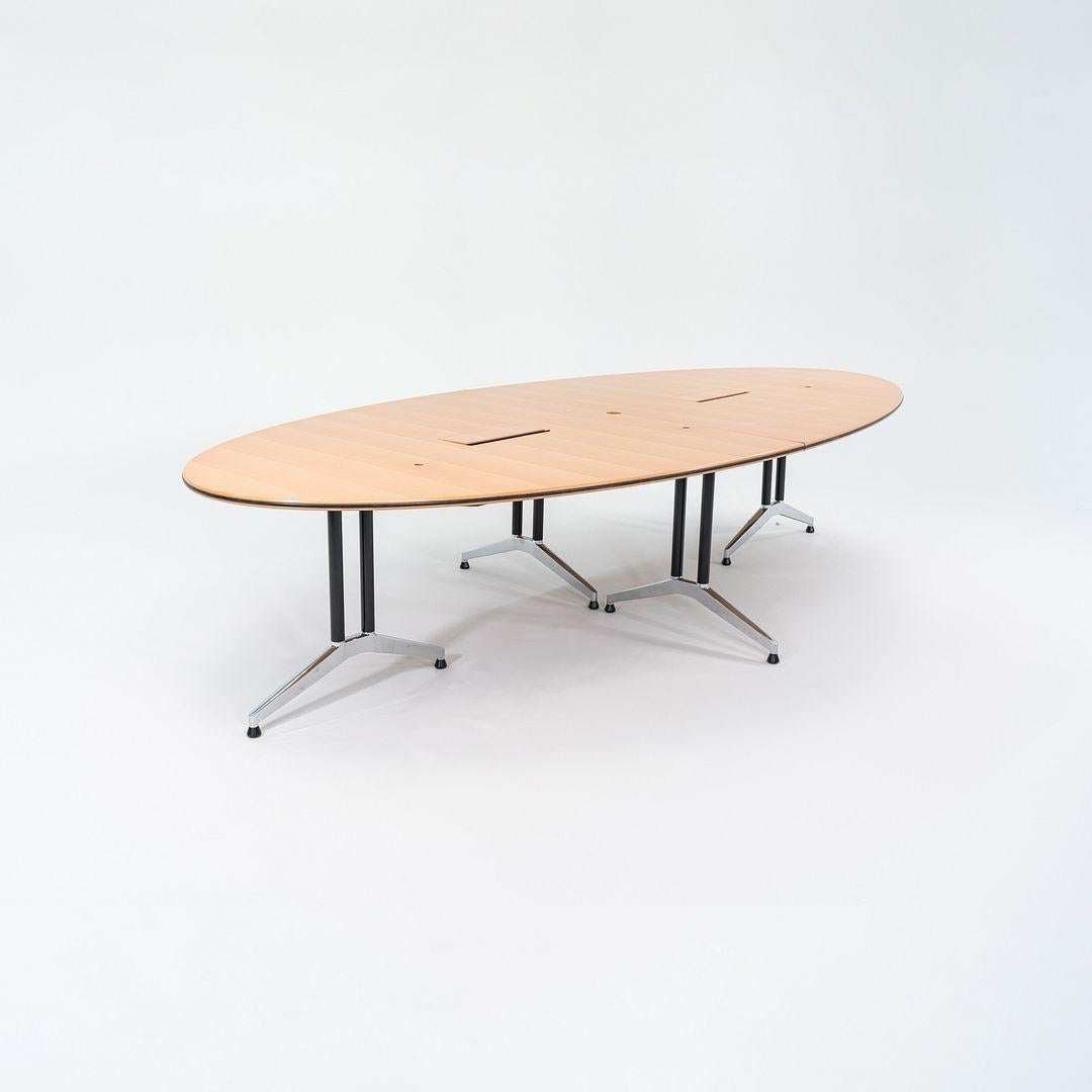 Il s'agit d'une grande table de conférence de la gamme 620 