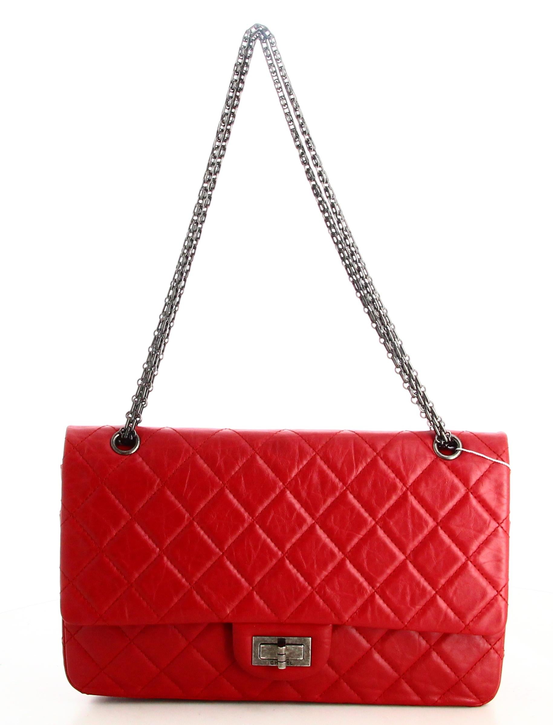 2011Chanel Reissue Handbag 227 Calfskin Double Flap

- Very good condition. Shows very slight signs of wear over time.
- Chanel Handbag 
- Red quilted leather
- Silver double chain 
- Clasp: silver 
- Interior: red leather plus inside pockets
