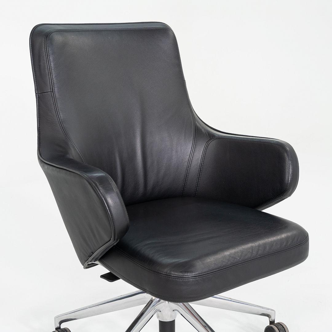 Queste sono le sedie Grand Executive Lowback, disegnate originariamente da Antonio Citterio per Vitra nel 2014. Questi esempi in particolare risalgono al 2013. Sono costituite da una base in alluminio a 5 stelle con un meccanismo di sollevamento