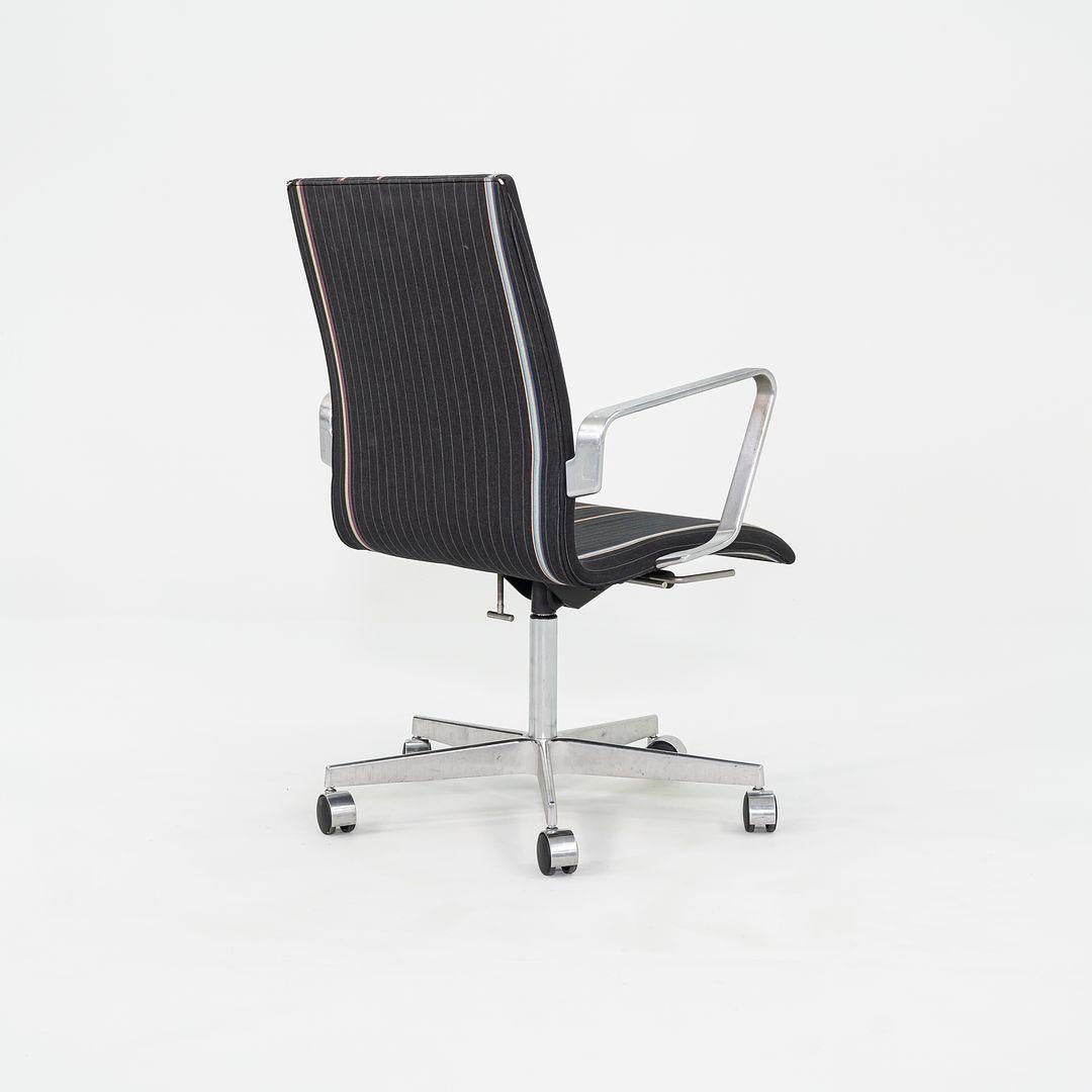 Si tratta delle sedie Oxford, modello 3271W, disegnate originariamente da Arne Jacobsen nel 1965. Questi esemplari in particolare sono stati prodotti da Fritz Hansen in Danimarca C. 2012. Le sedie sono composte da una base in alluminio a 5 stelle