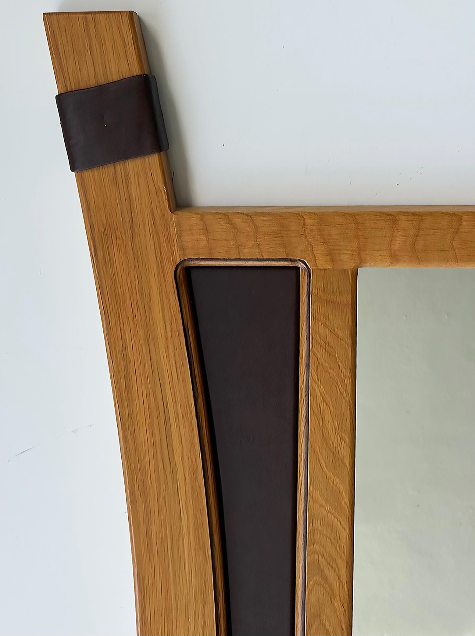 2012 Specchio da parete firmato dall'artista, in Oak e pelle, realizzato in Studio 

In vendita c'è un interessante specchio da parete di Studio A in rovere, dalla forma insolita, con inserti in pelle e inserti in pelle di bund.  Il retro della