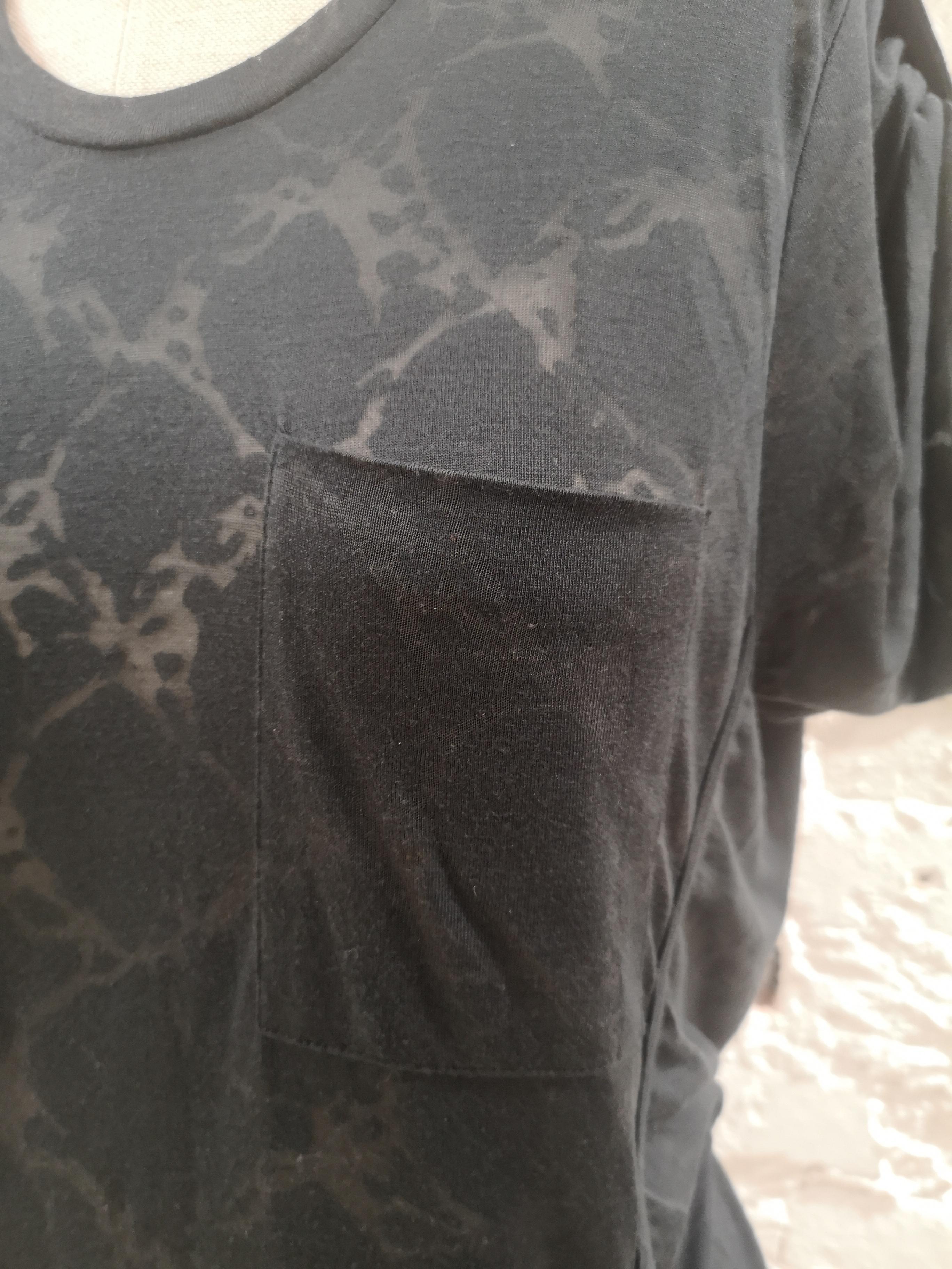Balenciaga-T-Shirt mit Nieten
vollständig in Italien hergestellt 
gesamtlänge auf der Vorderseite: 62 cm
auf der Rückseite 75 cm