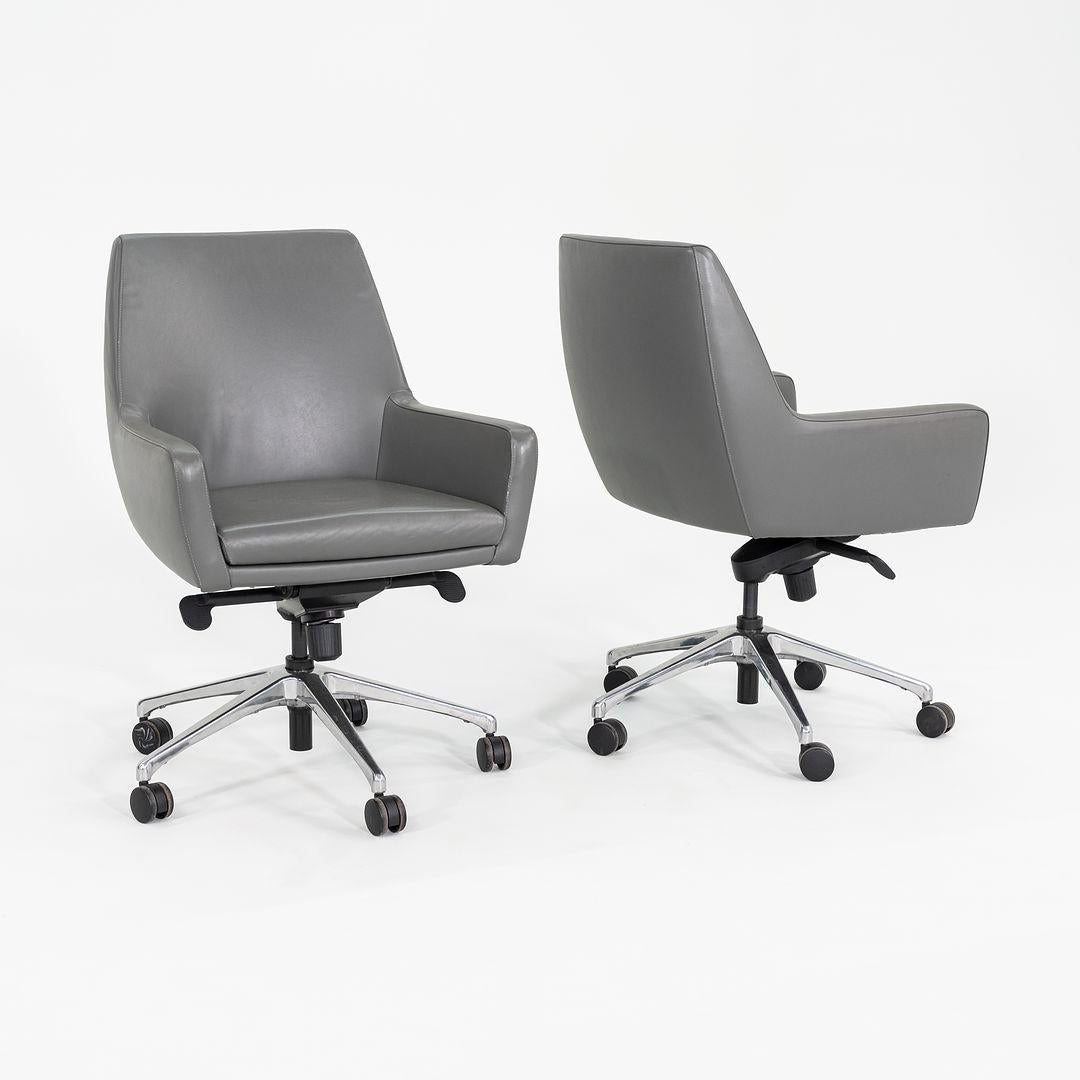 Dies ist ein Cardan Bürodrehstuhl, hergestellt in den USA von Bernhardt Design im Jahr 2012. Der angegebene Preis beinhaltet einen Stuhl, und wir haben mehrere Stühle in dieser Farbgebung zum Kauf verfügbar. Ihr Design umfasst einen 5-Sterne-Drehfuß