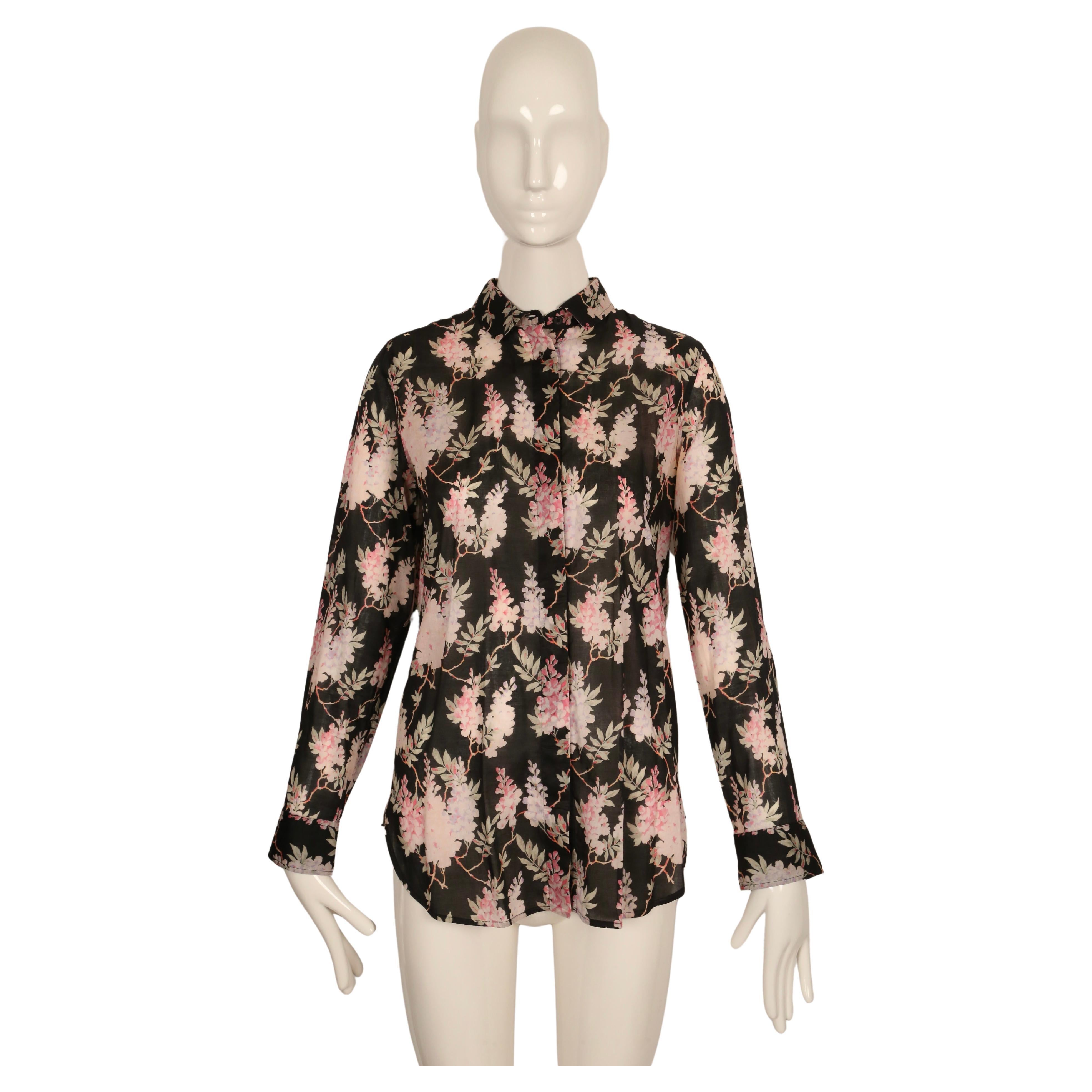 Chemise légère en coton et soie à imprimé floral conçue par Phoebe Philo pour Celine datant du printemps 2012. Taille française 40. Mesures approximatives : épaule 14