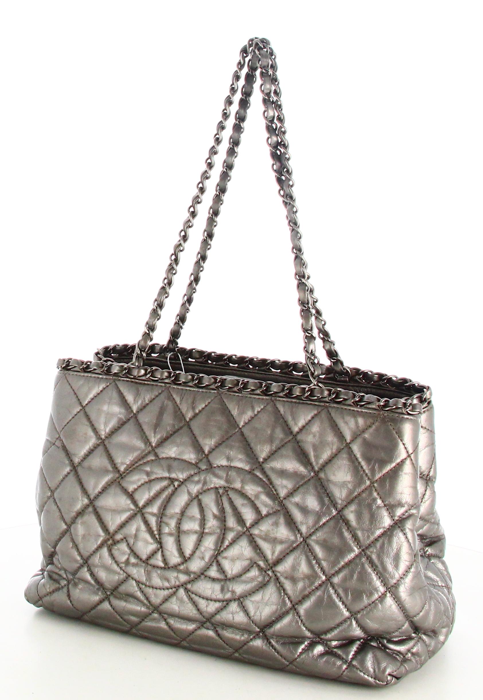2012 Chanel Chain Me Tote Handbag Grey In Good Condition In PARIS, FR