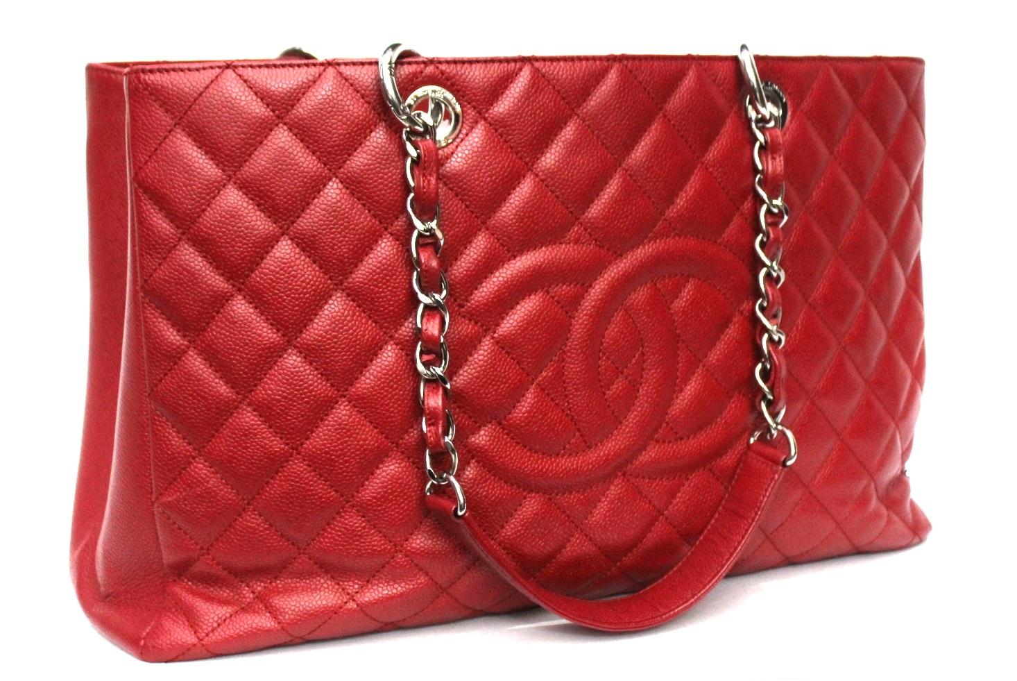 Chanel GST model bag currently out of production.

Made of red textured leather with silver hardware.

Equipped with double leather handle and chain, very large inside.

The bag is in excellent condition.