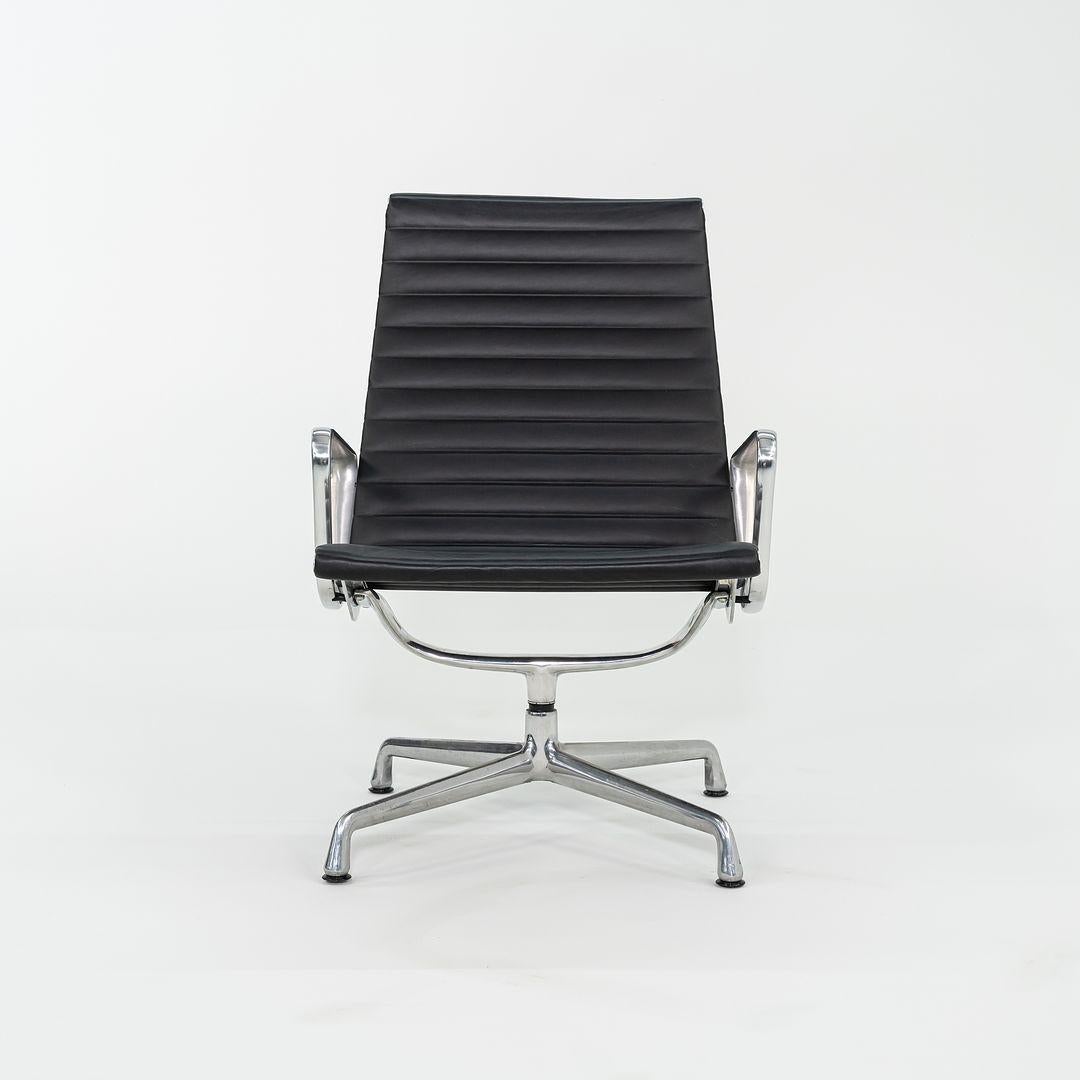 Se trata de una tumbona del Eames Aluminum Group, modelo EA316, diseñada originalmente por Charles and Ray Eames para Herman Miller en 1958. Estos ejemplos concretos datan de los años 2012 y 2014. Están tapizados en cuero negro y tienen bases de
