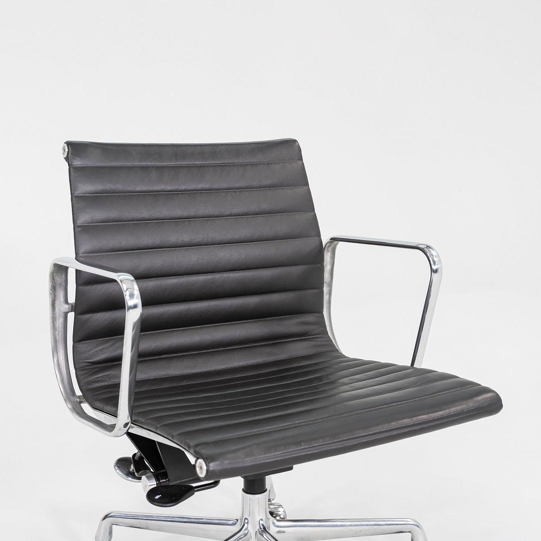 2012 Chaise de bureau en aluminium Eames Group Management d'Herman Miller en cuir MCL en vente 3