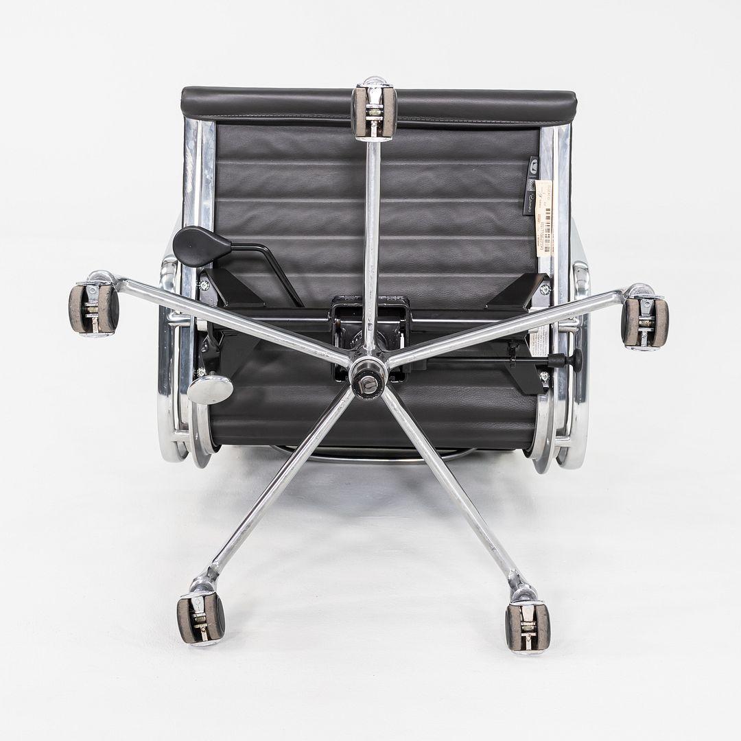 2012 Chaise de bureau en aluminium Eames Group Management d'Herman Miller en cuir MCL en vente 4