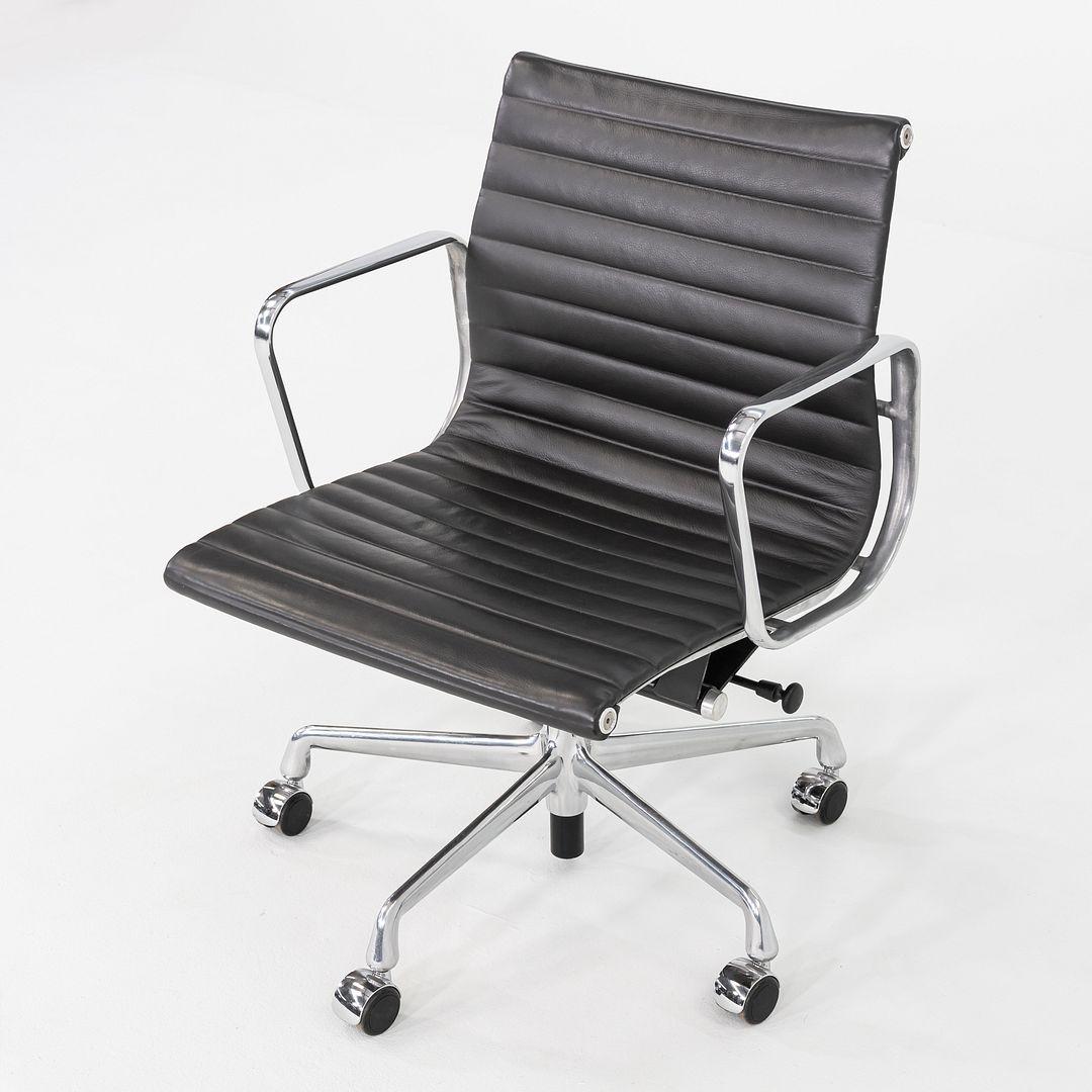 Moderne 2012 Chaise de bureau en aluminium Eames Group Management d'Herman Miller en cuir MCL en vente