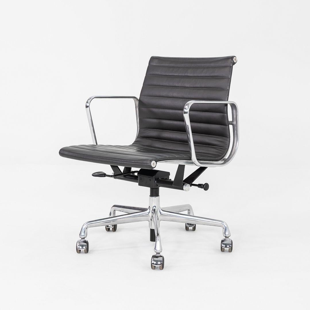 Américain 2012 Chaise de bureau en aluminium Eames Group Management d'Herman Miller en cuir MCL en vente