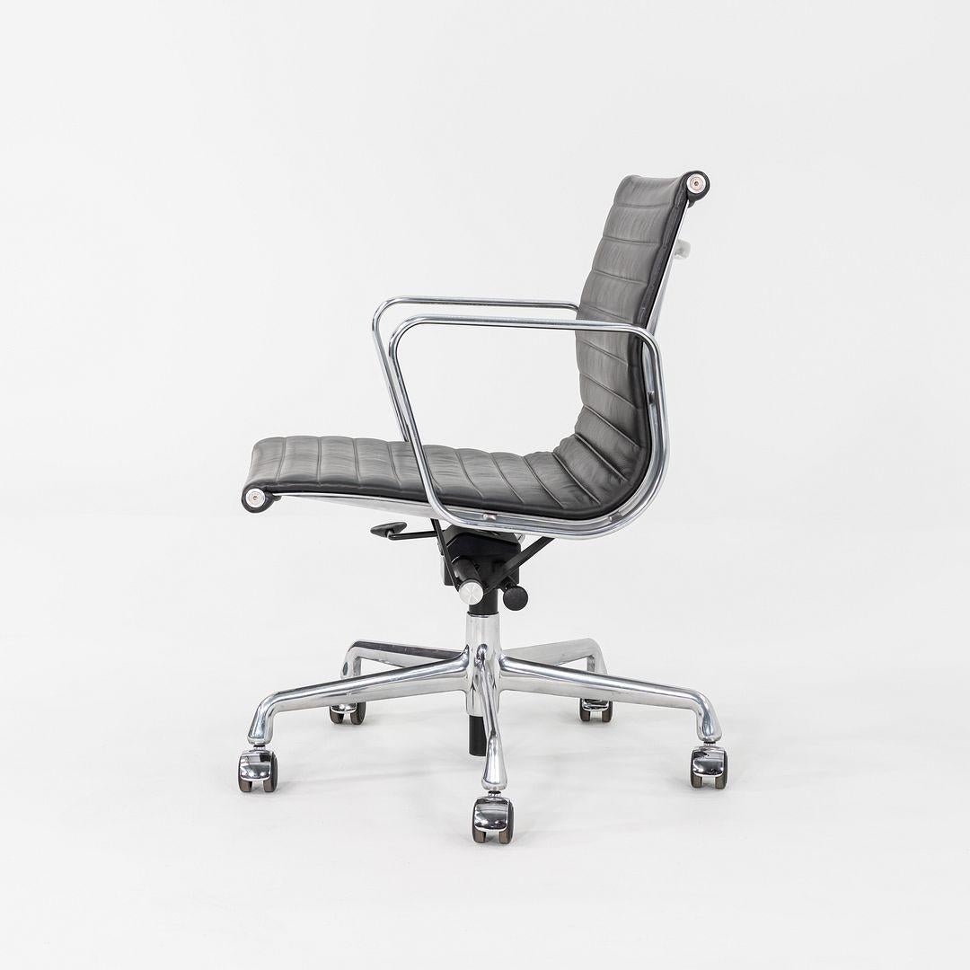2012 Chaise de bureau en aluminium Eames Group Management d'Herman Miller en cuir MCL Bon état - En vente à Philadelphia, PA
