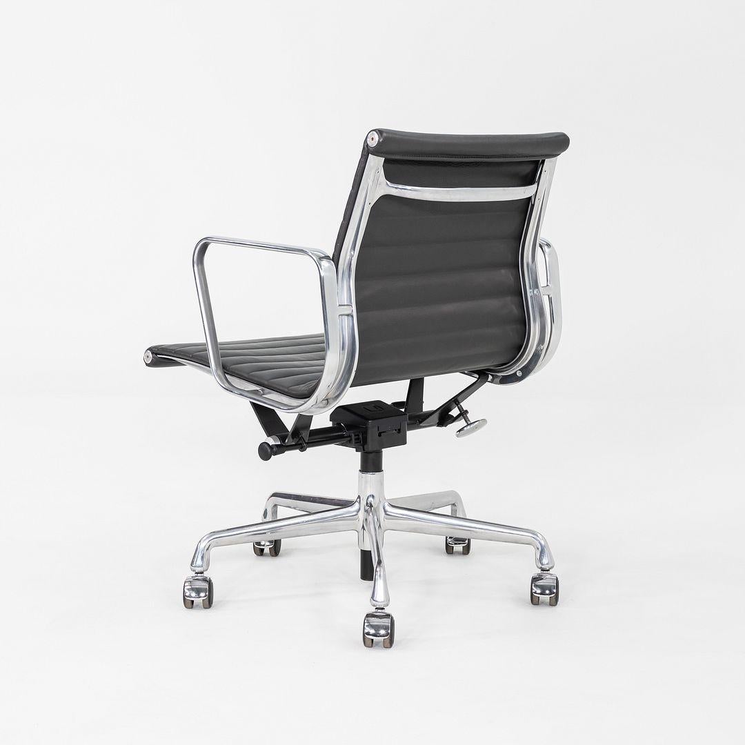 XXIe siècle et contemporain 2012 Chaise de bureau en aluminium Eames Group Management d'Herman Miller en cuir MCL en vente