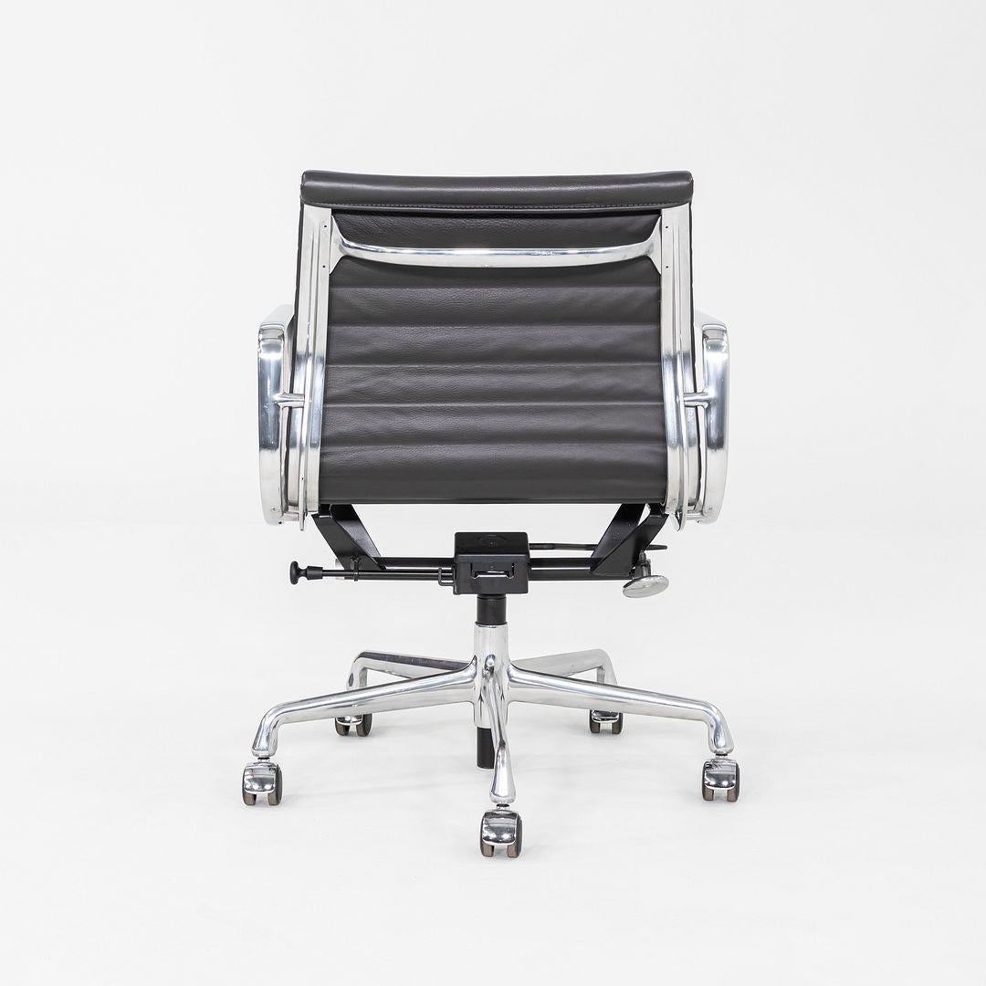 Aluminium 2012 Chaise de bureau en aluminium Eames Group Management d'Herman Miller en cuir MCL en vente