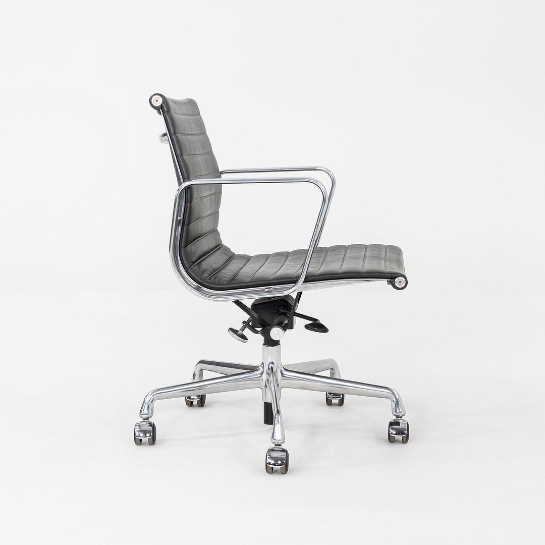2012 Chaise de bureau en aluminium Eames Group Management d'Herman Miller en cuir MCL en vente 1