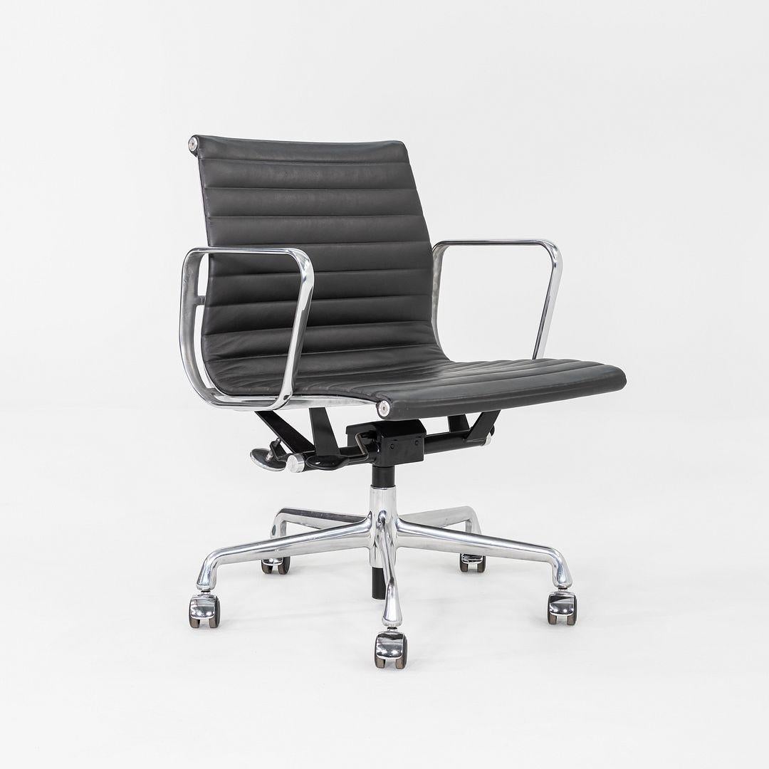 2012 Chaise de bureau en aluminium Eames Group Management d'Herman Miller en cuir MCL en vente 2