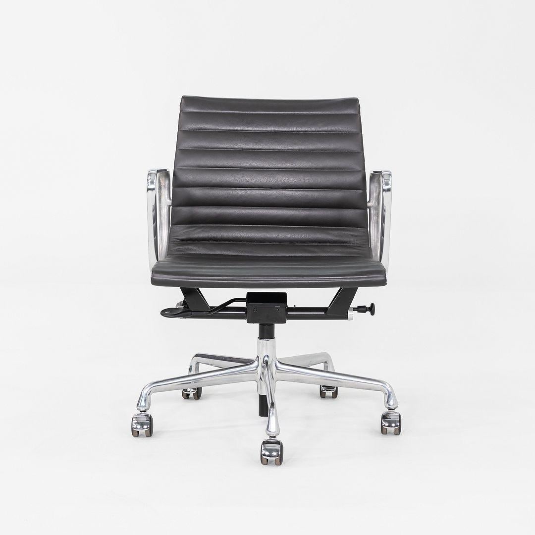 2012 Chaise de bureau en aluminium Eames Group Management d'Herman Miller en cuir MCL en vente