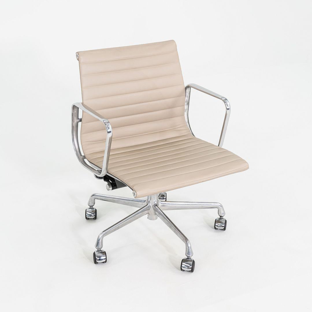 2012 Herman Miller Eames Aluminum Group Management Desk Chair Off-White Leather For Sale 4