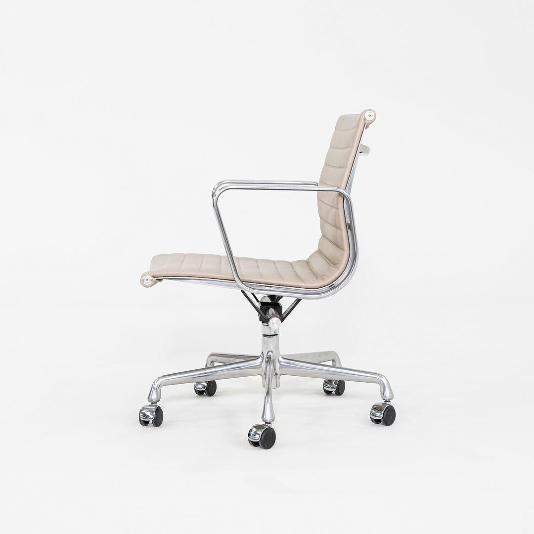 Modern 2012 Herman Miller Eames Aluminum Group Management Desk Chair Off-White Leather For Sale