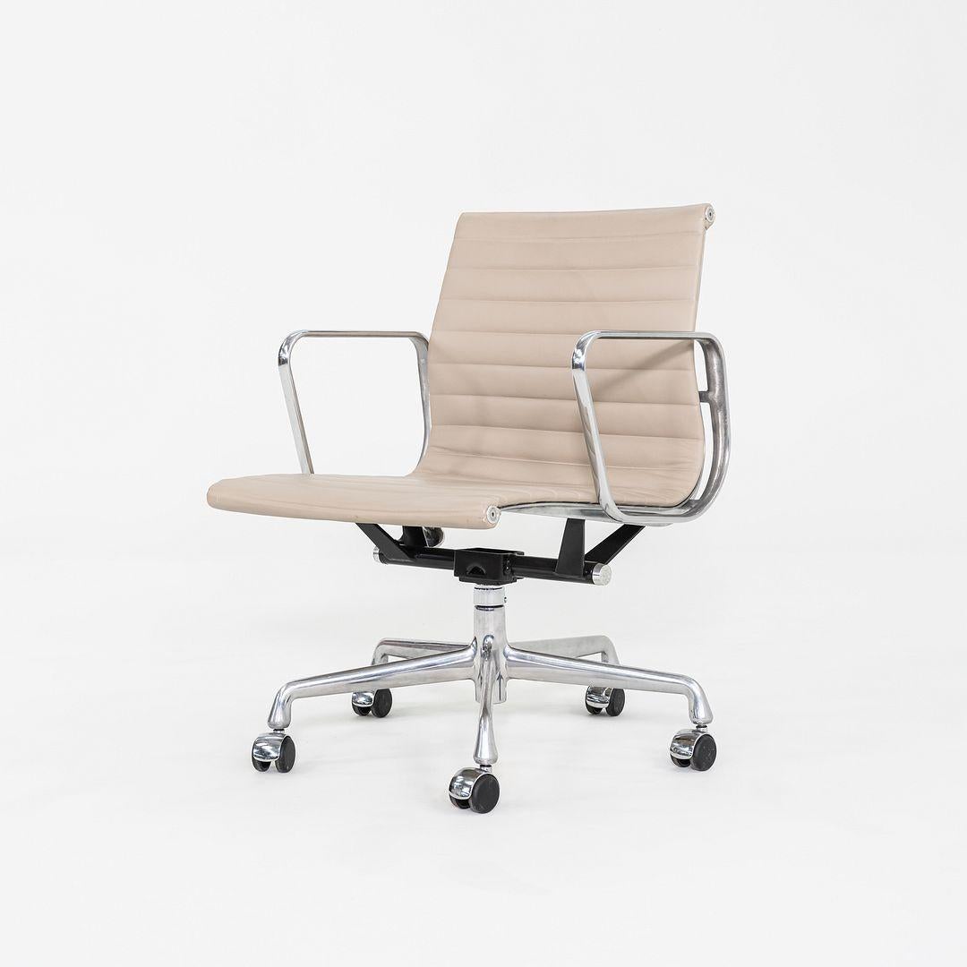 American 2012 Herman Miller Eames Aluminum Group Management Desk Chair Off-White Leather For Sale