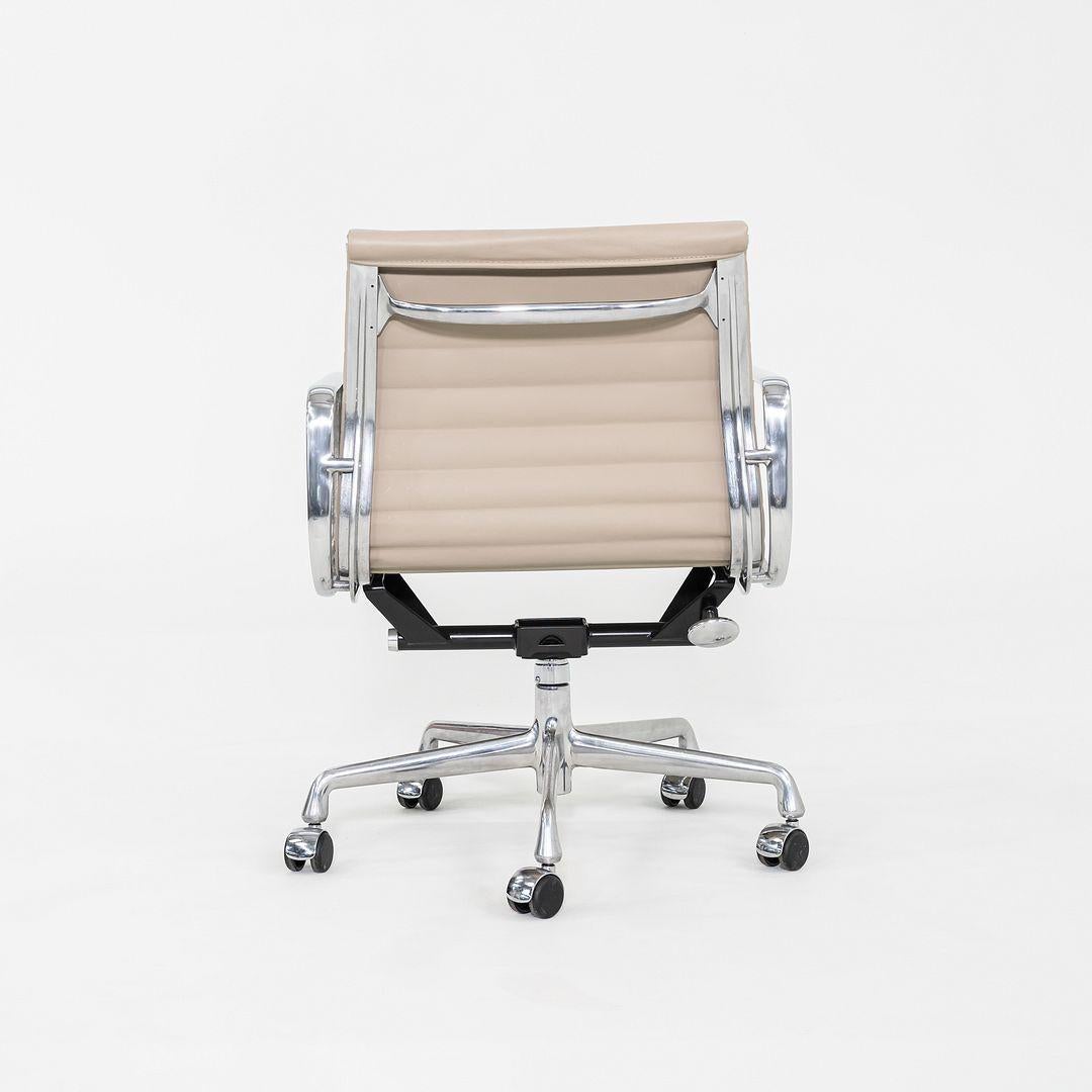 2012 Herman Miller Eames Aluminum Group Management Desk Chair Off-White Leather In Excellent Condition For Sale In Philadelphia, PA