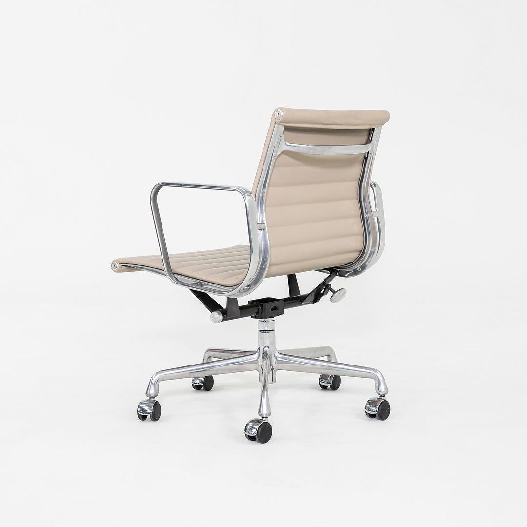 Contemporary 2012 Herman Miller Eames Aluminum Group Management Desk Chair Off-White Leather For Sale